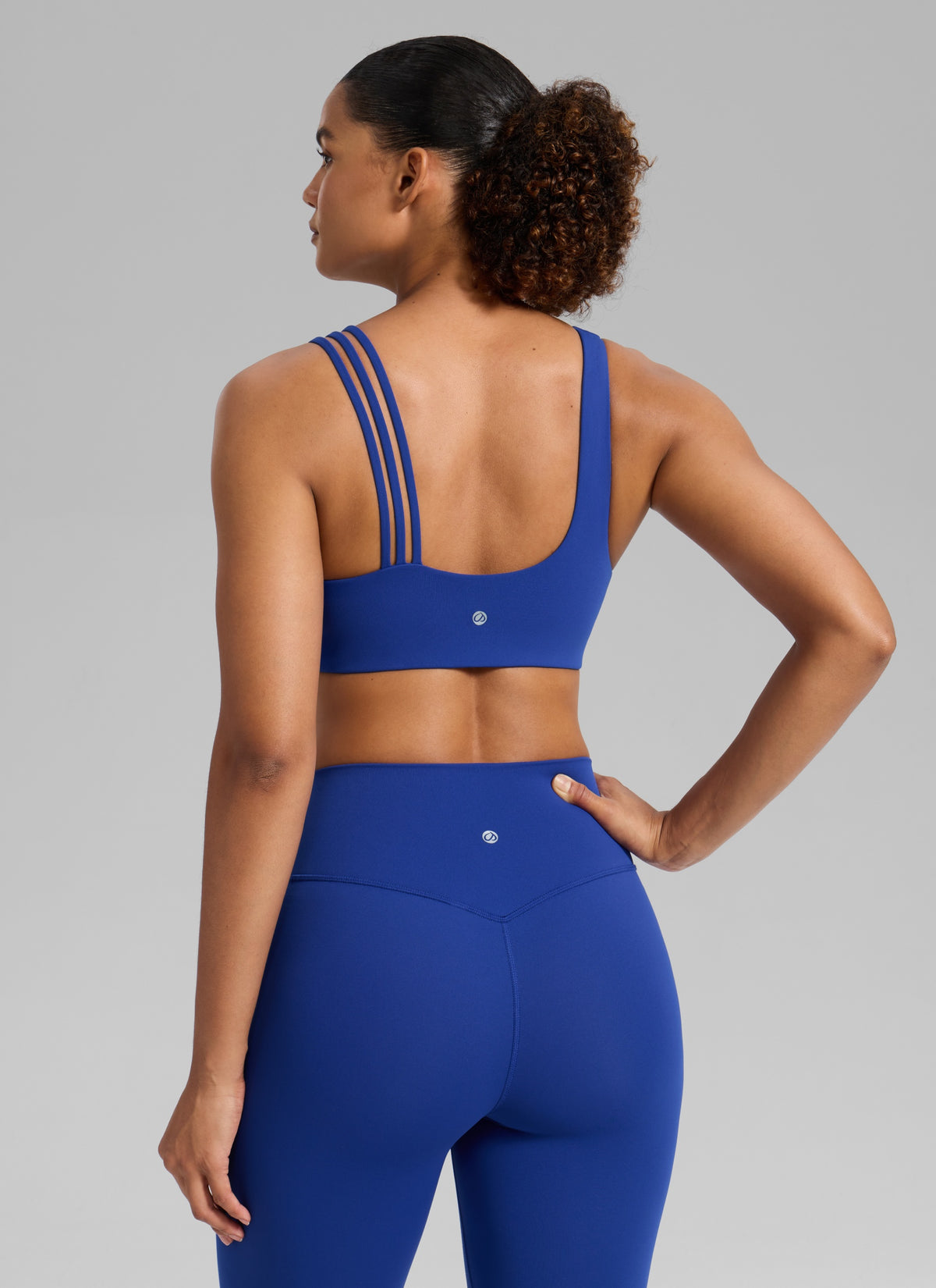 CRZ YOGA Damen Butterlift Sport-BH mit Asymmetrischen Trägern Wellen Blau @model_info:Barbara