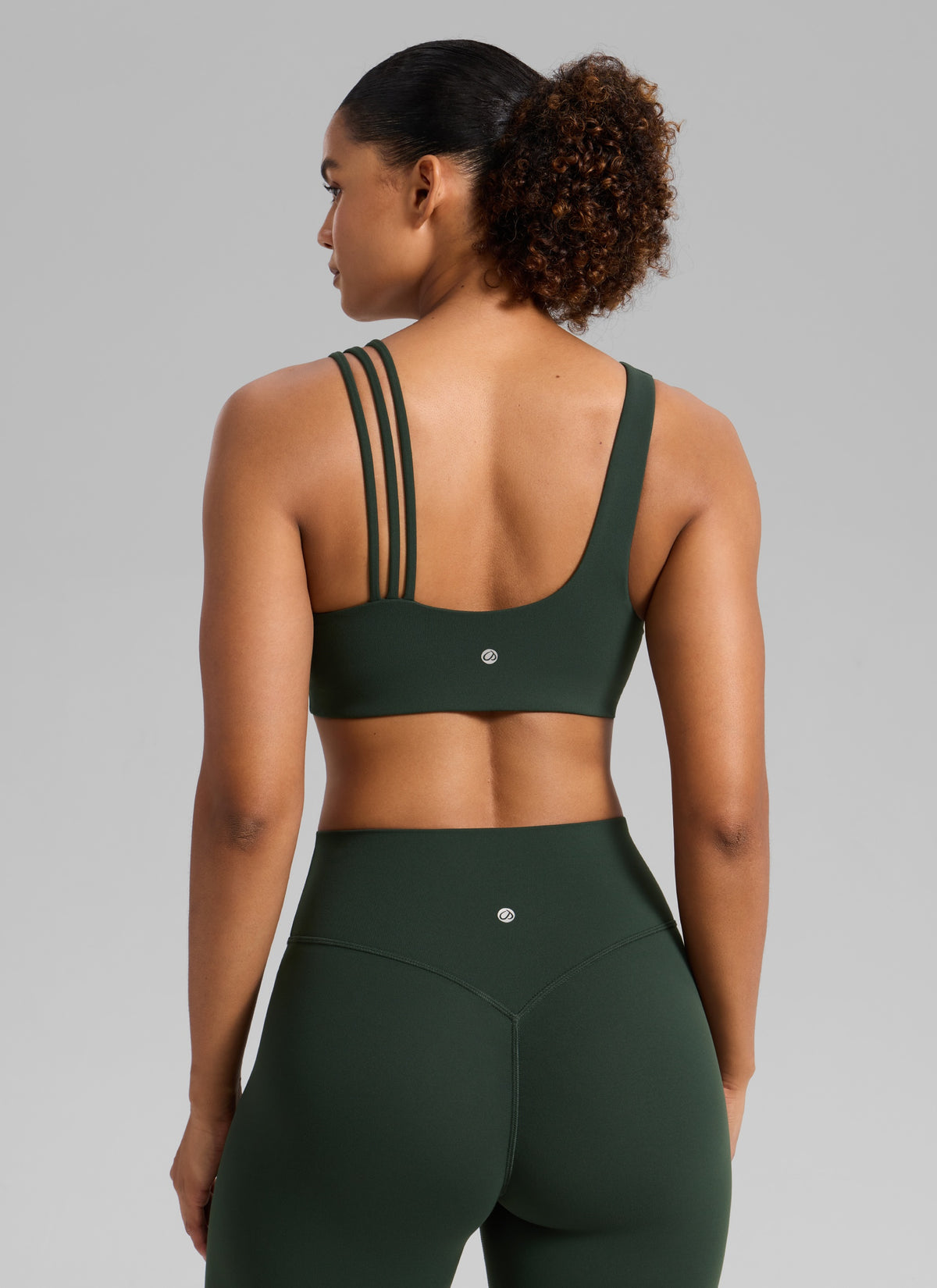 CRZ YOGA Damen Butterlift Sport-BH mit Asymmetrischen Trägern Legende Grün @model_info:Barbara