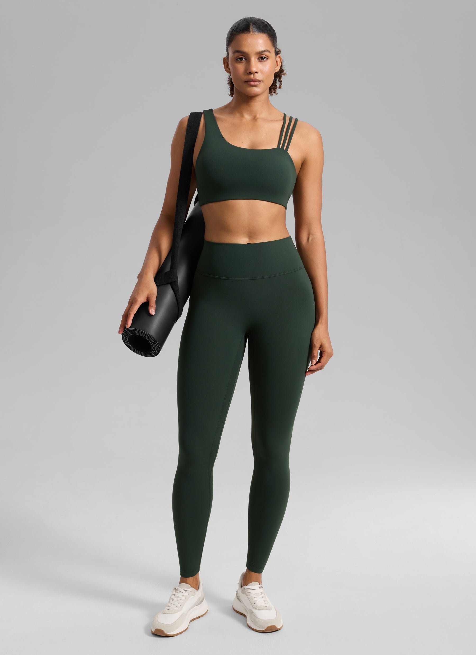 CRZ YOGA Damen Butterlift Sport-BH mit Asymmetrischen Trägern Legende Grün @model_info:Barbara