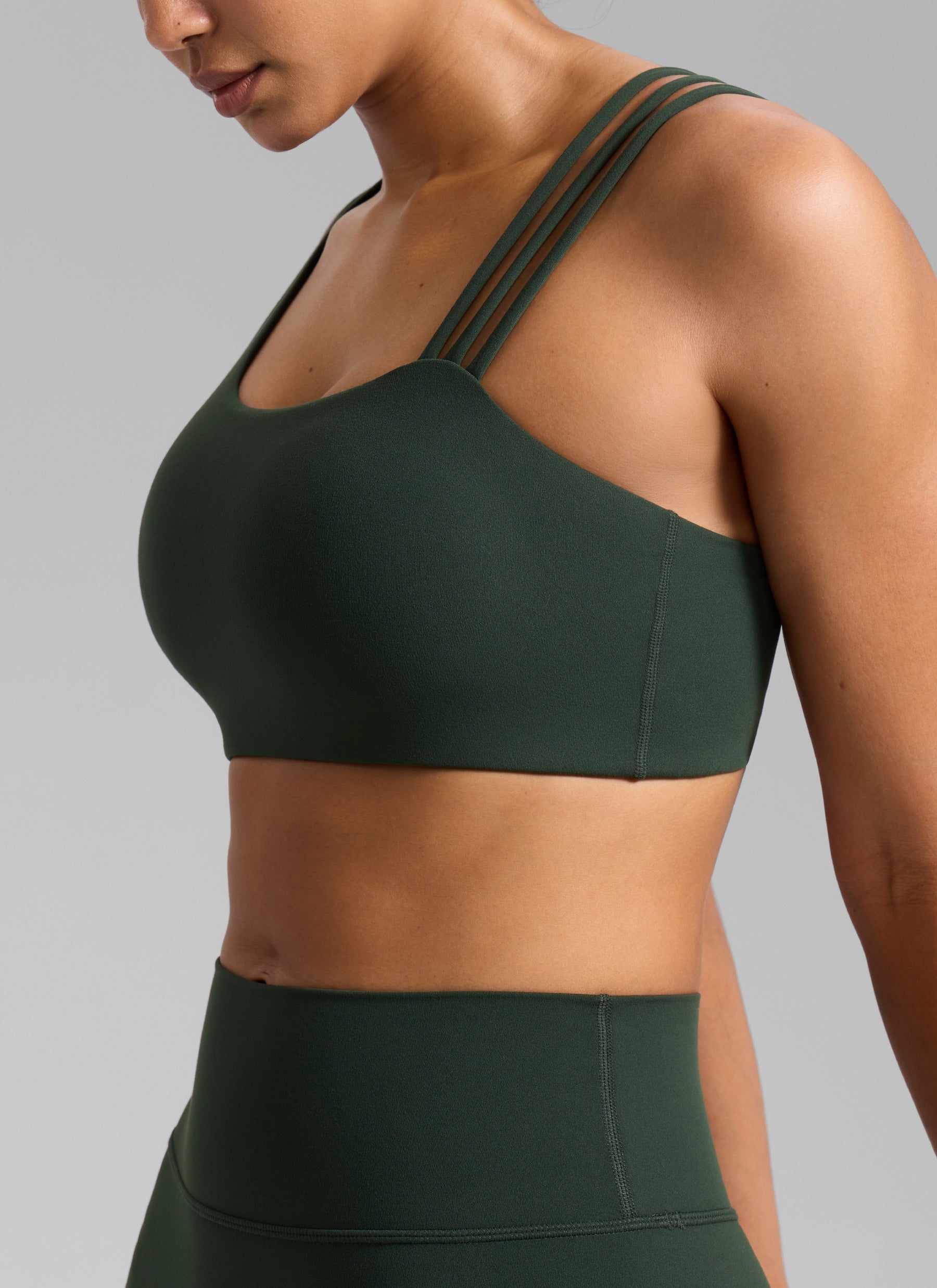 CRZ YOGA Damen Butterlift Sport-BH mit Asymmetrischen Trägern Legende Grün @model_info:Barbara