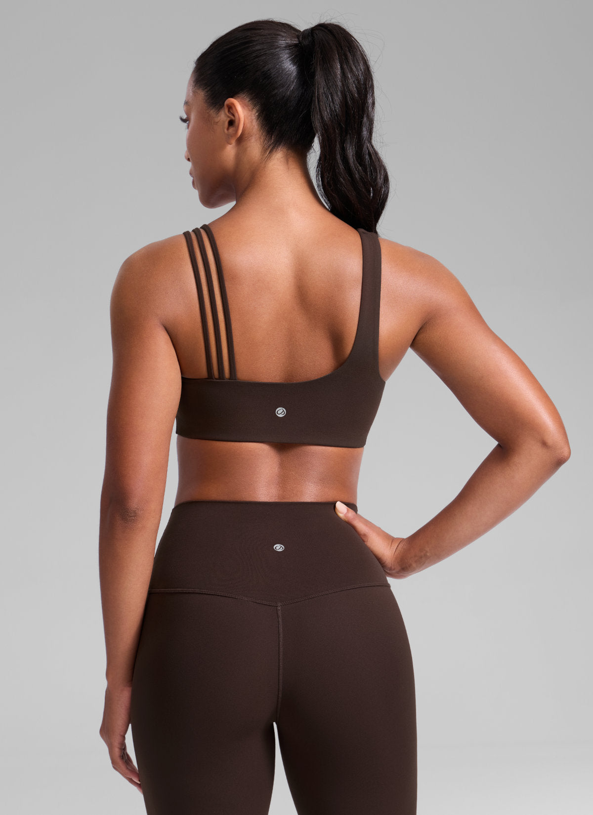 CRZ YOGA Damen Butterlift Sport-BH mit Asymmetrischen Trägern Heißes Fudge-Brown