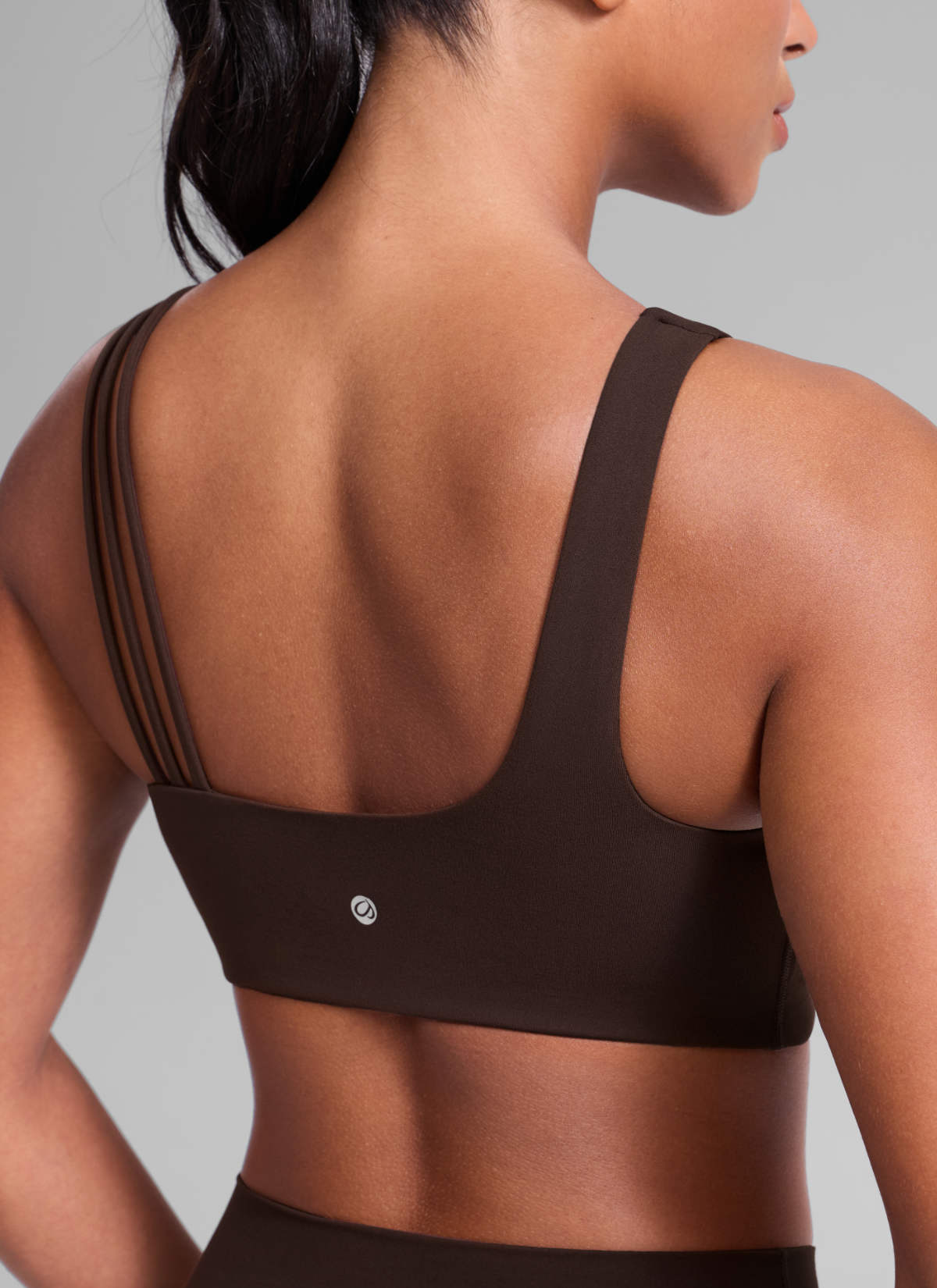 CRZ YOGA Damen Butterlift Sport-BH mit Asymmetrischen Trägern Heißes Fudge-Brown