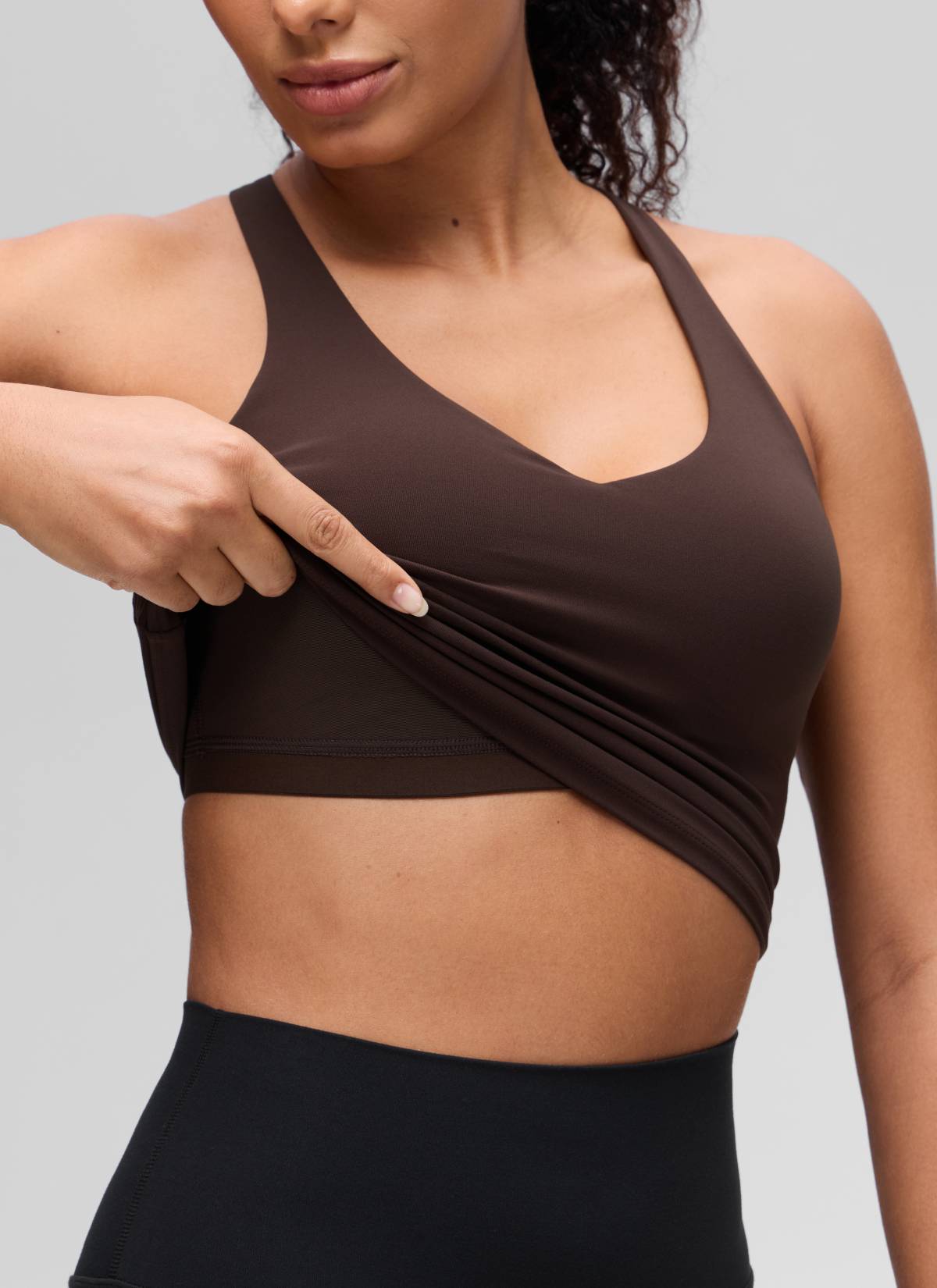 CRZ YOGA Damen V-Ausschnitt Crop Tanktops Bra Racerback Heißes Fudge-Brown