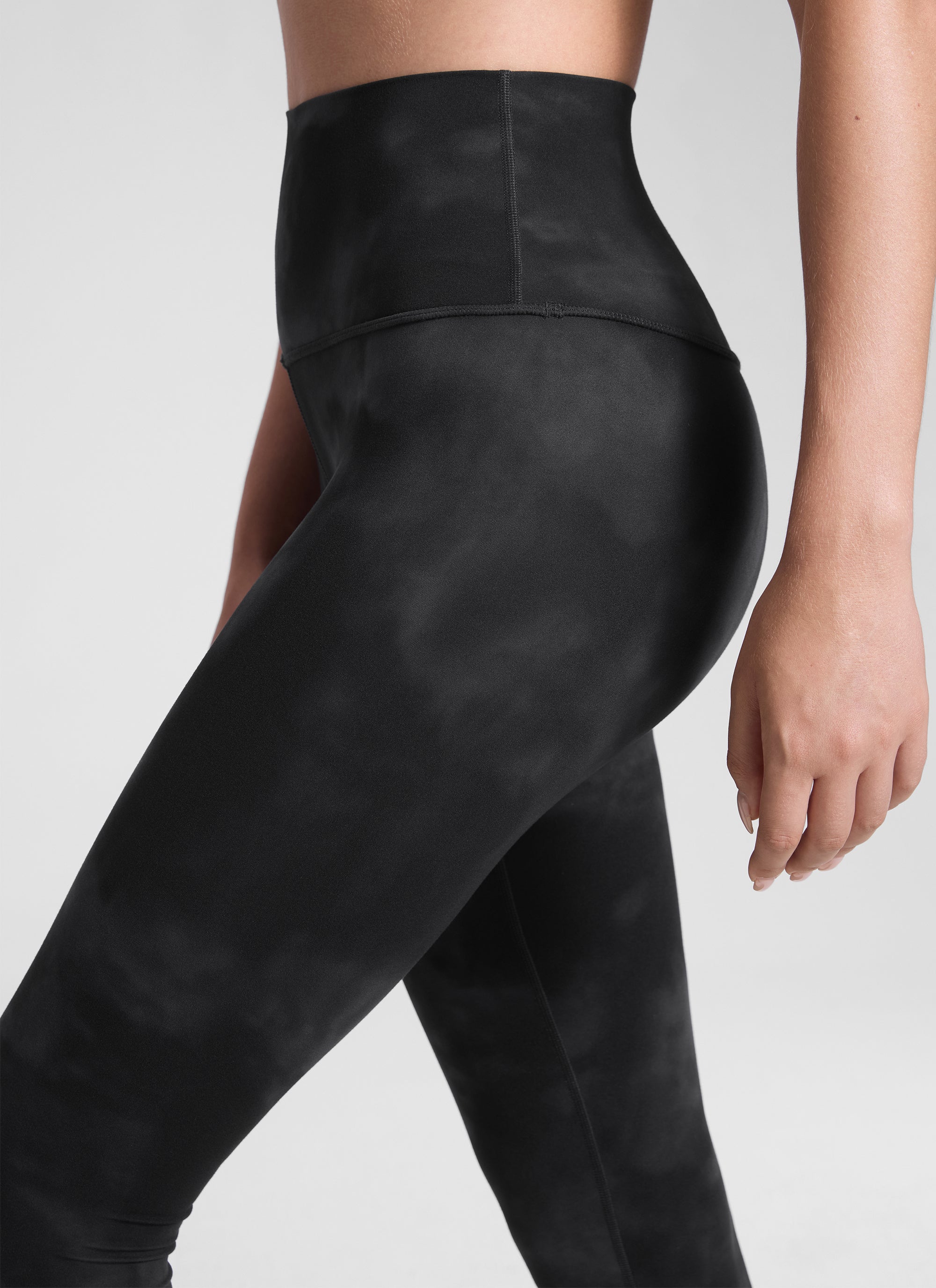CRZ YOGA Butterluxe Damen High Waist Sport Leggings- 64cm Schwarze Tie-Dye-Blumen