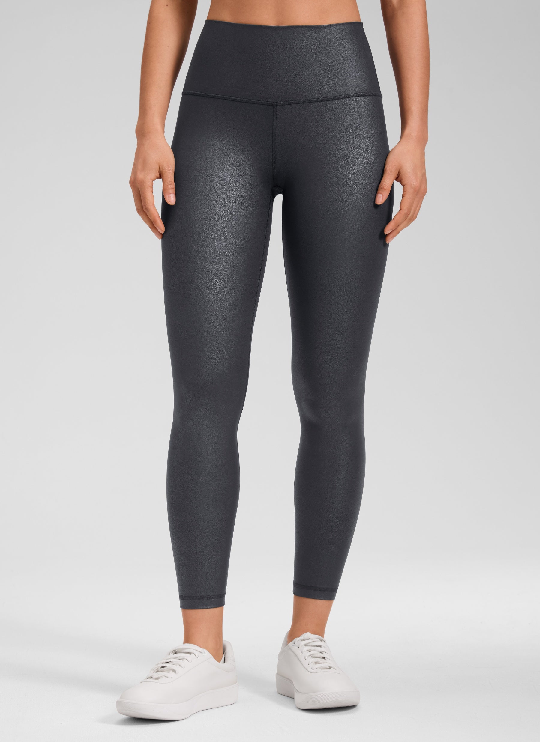 CRZ YOGA Damen Butterluxe Faux Leder Kunstleder-Leggings - 64cm Mysteriöses Graufolienmuster