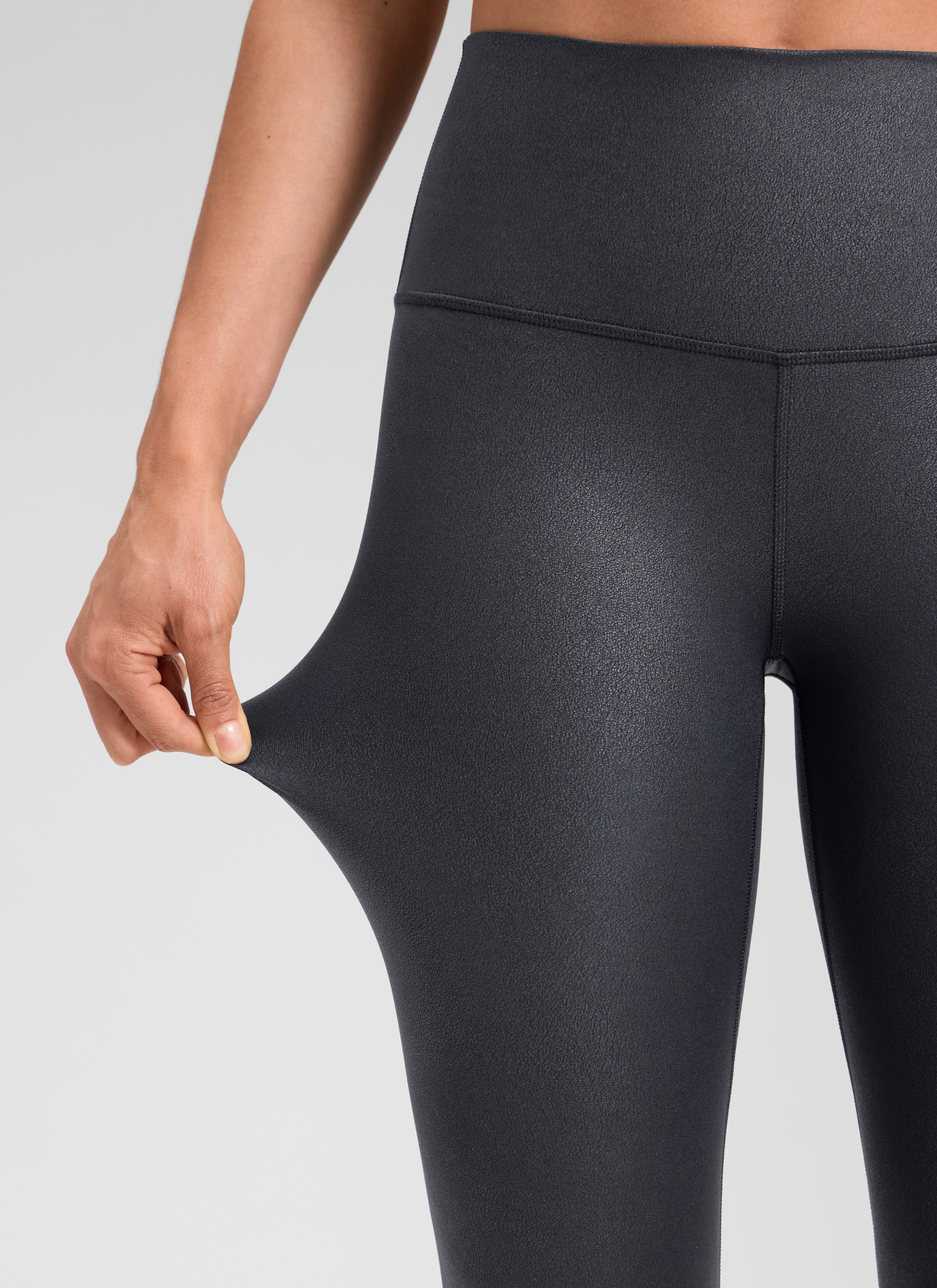 CRZ YOGA Damen Butterluxe Faux Leder Kunstleder-Leggings - 64cm Mysteriöses Graufolienmuster