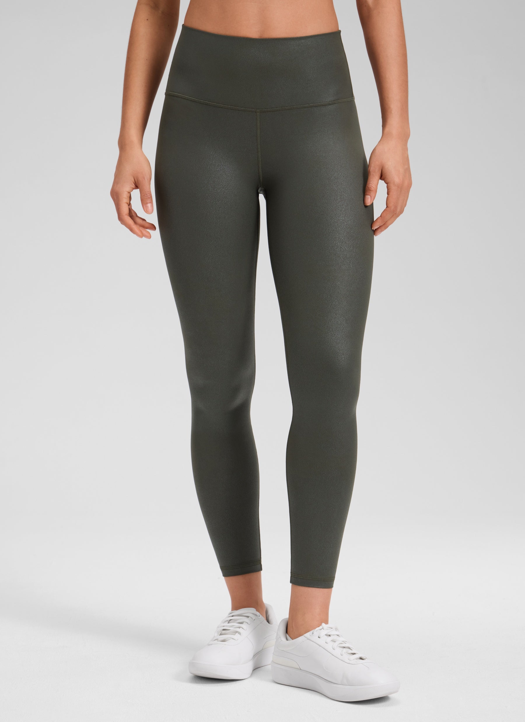 CRZ YOGA Damen Butterluxe Faux Leder Kunstleder-Leggings - 64cm Olivgrünes Folienmuster
