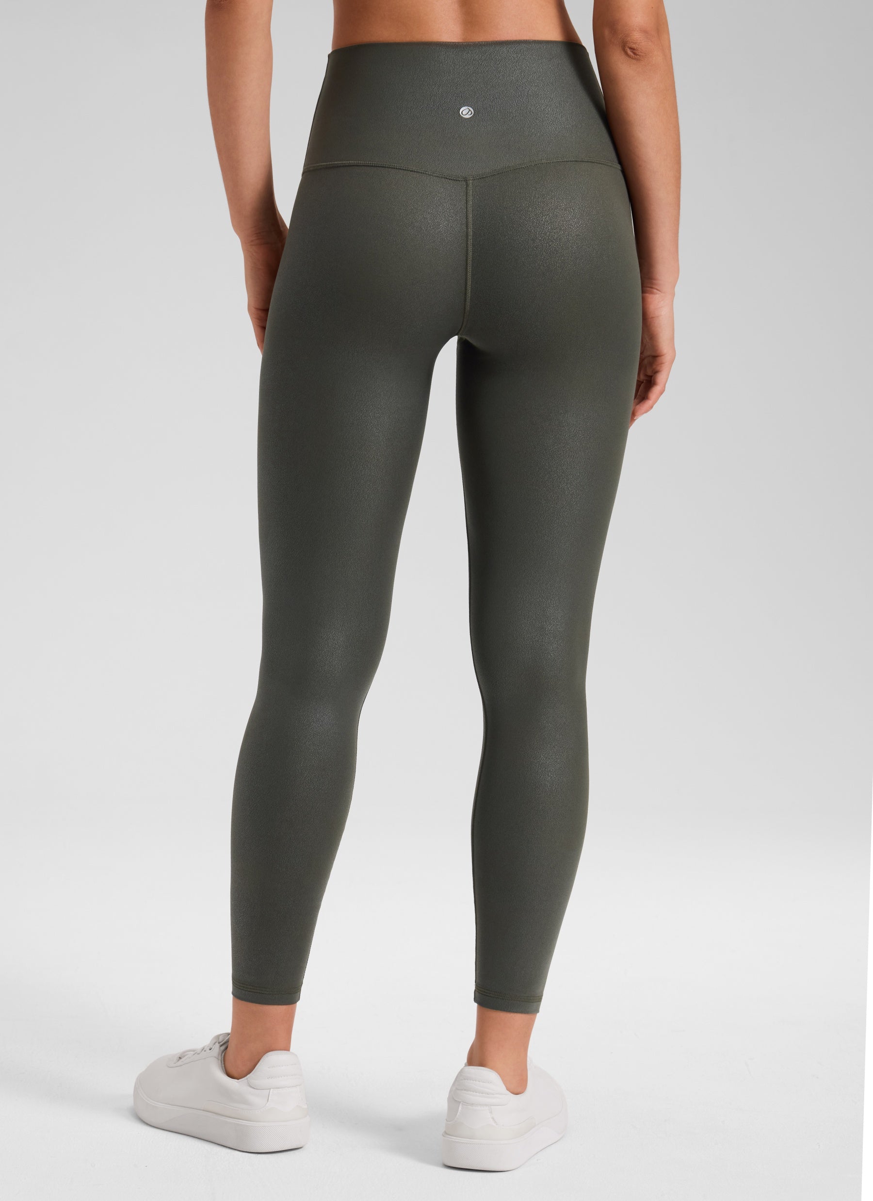 CRZ YOGA Damen Butterluxe Faux Leder Kunstleder-Leggings - 64cm Olivgrünes Folienmuster