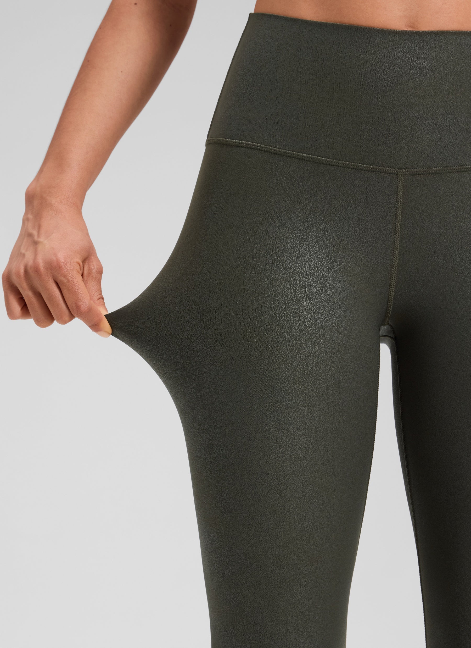 CRZ YOGA Damen Butterluxe Faux Leder Kunstleder-Leggings - 64cm Olivgrünes Folienmuster