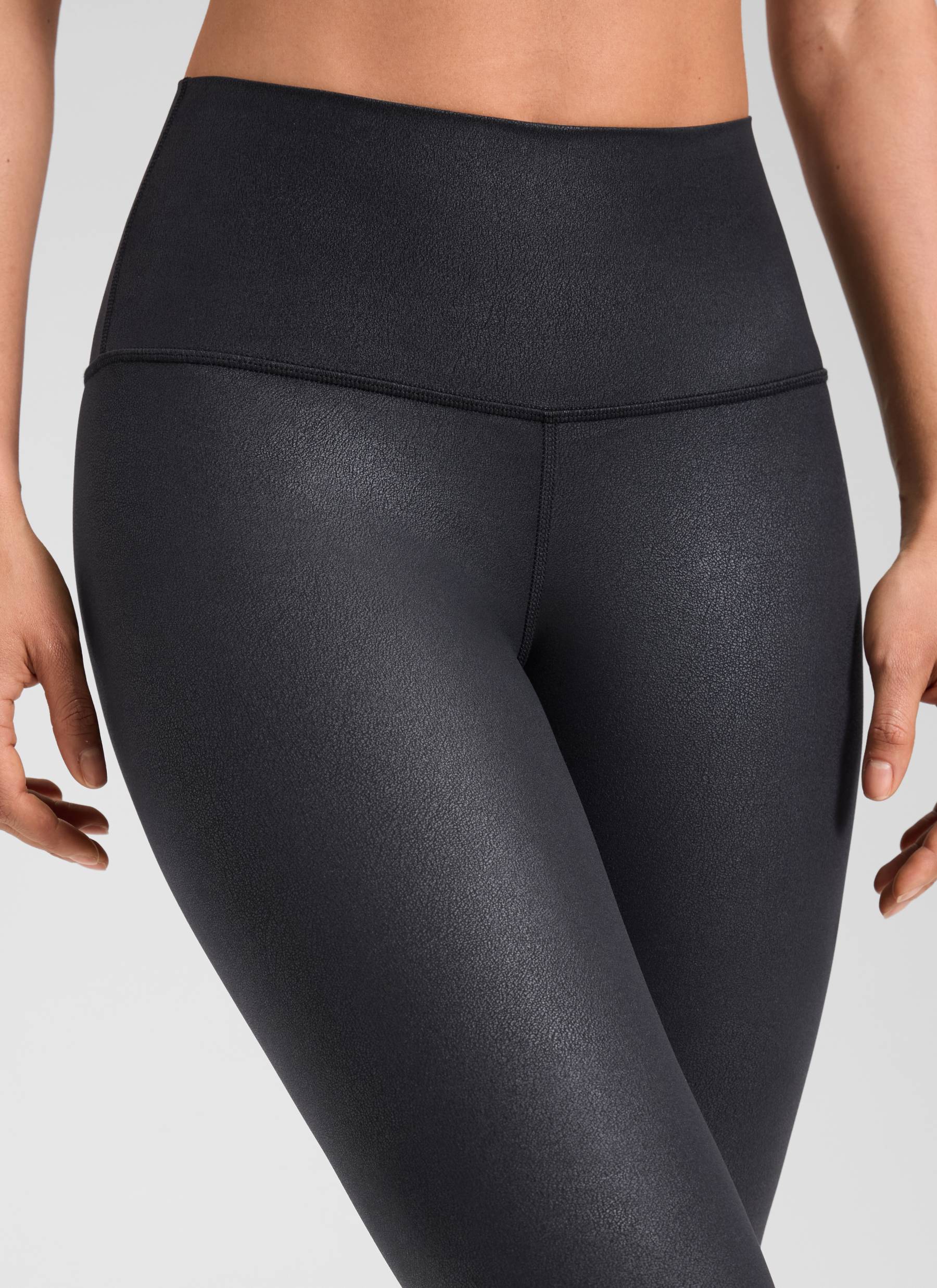 CRZ YOGA Damen Butterluxe Faux Leder Kunstleder-Leggings - 71cm Schwarzes Folienmuster