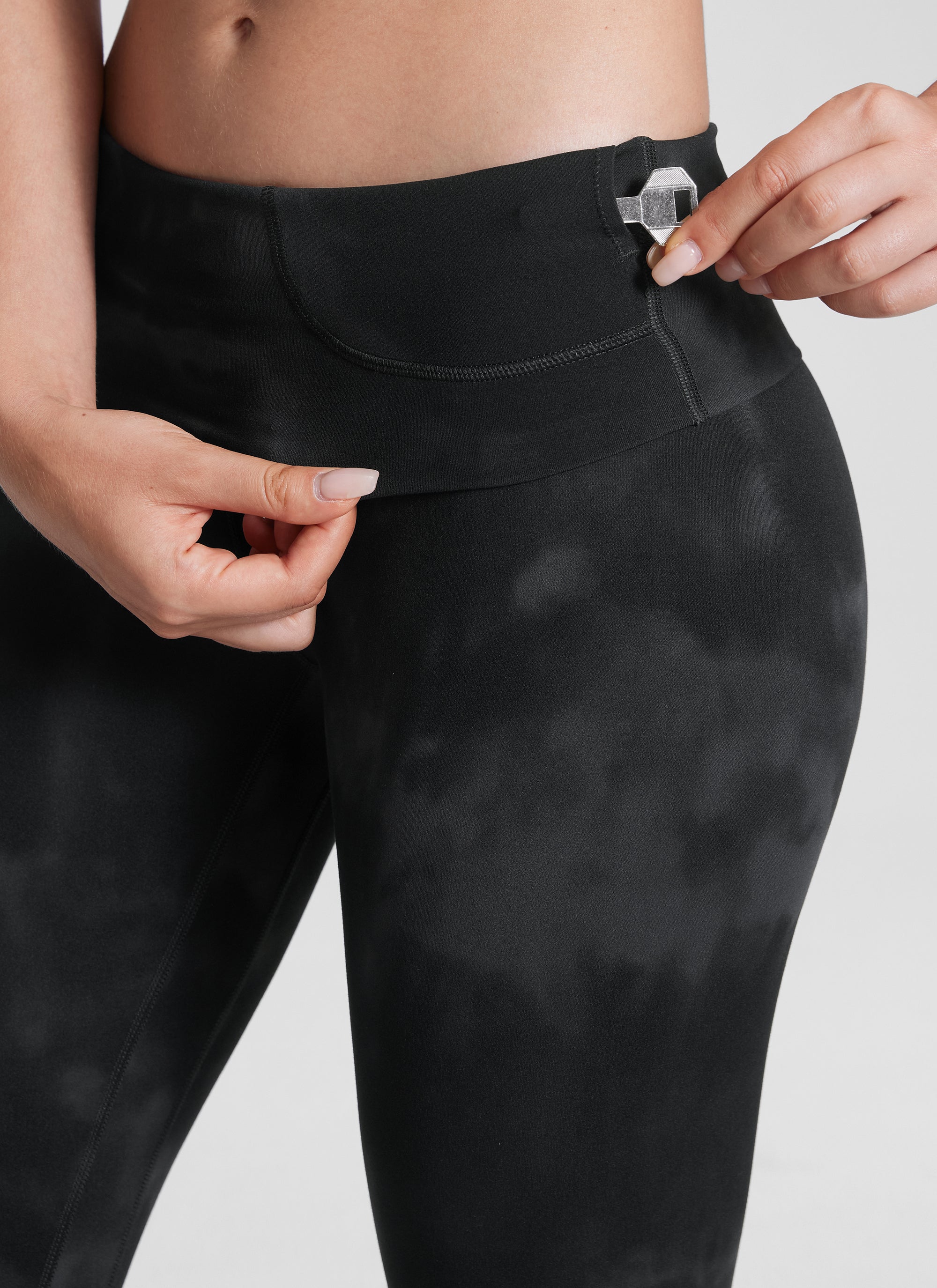 CRZ YOGA Damen Butterluxe Yoga Leggings Super High Waist - 64cm Schwarze Tie-Dye-Blumen