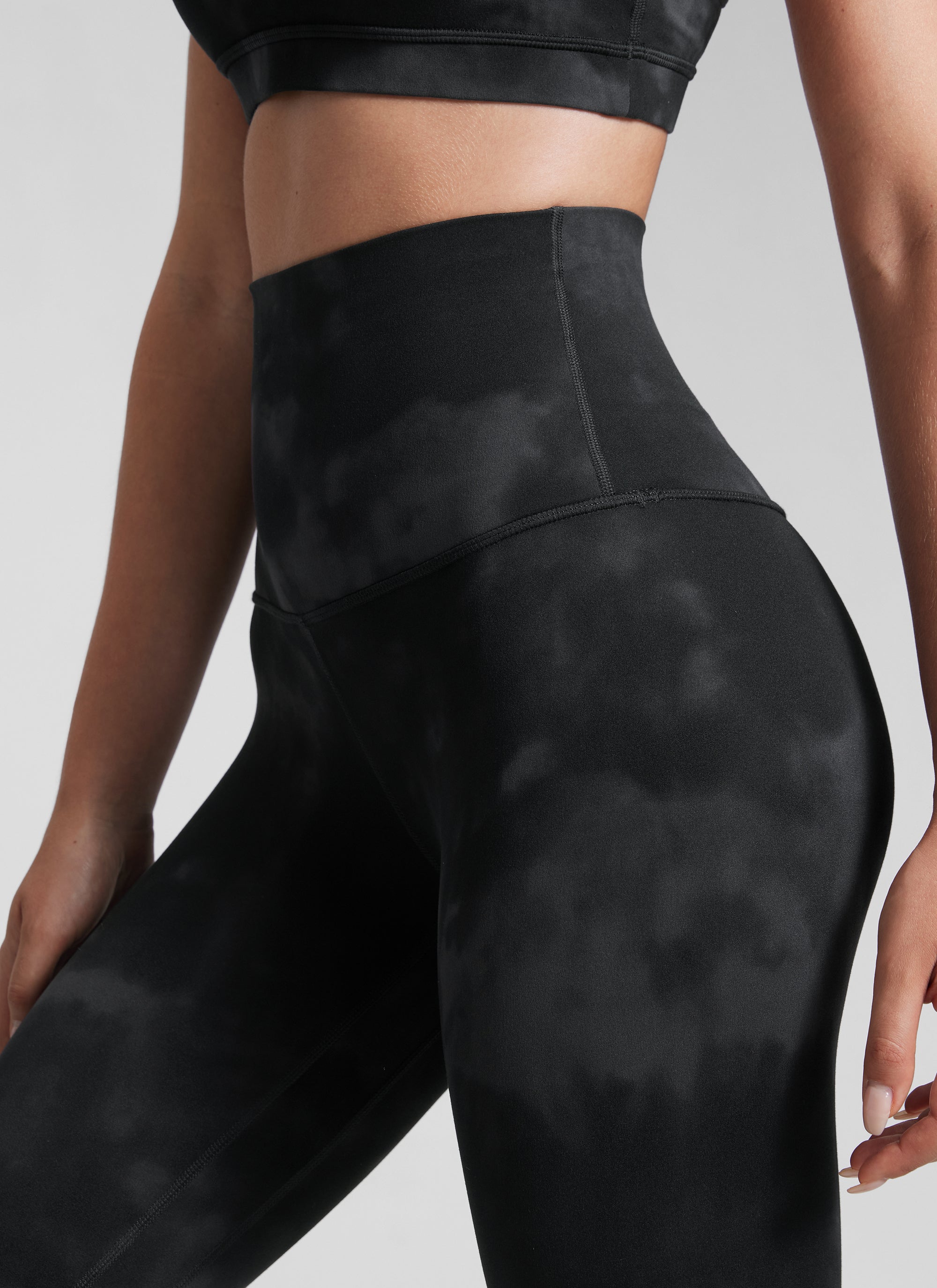CRZ YOGA Damen Butterluxe Yoga Leggings Super High Waist - 64cm Schwarze Tie-Dye-Blumen