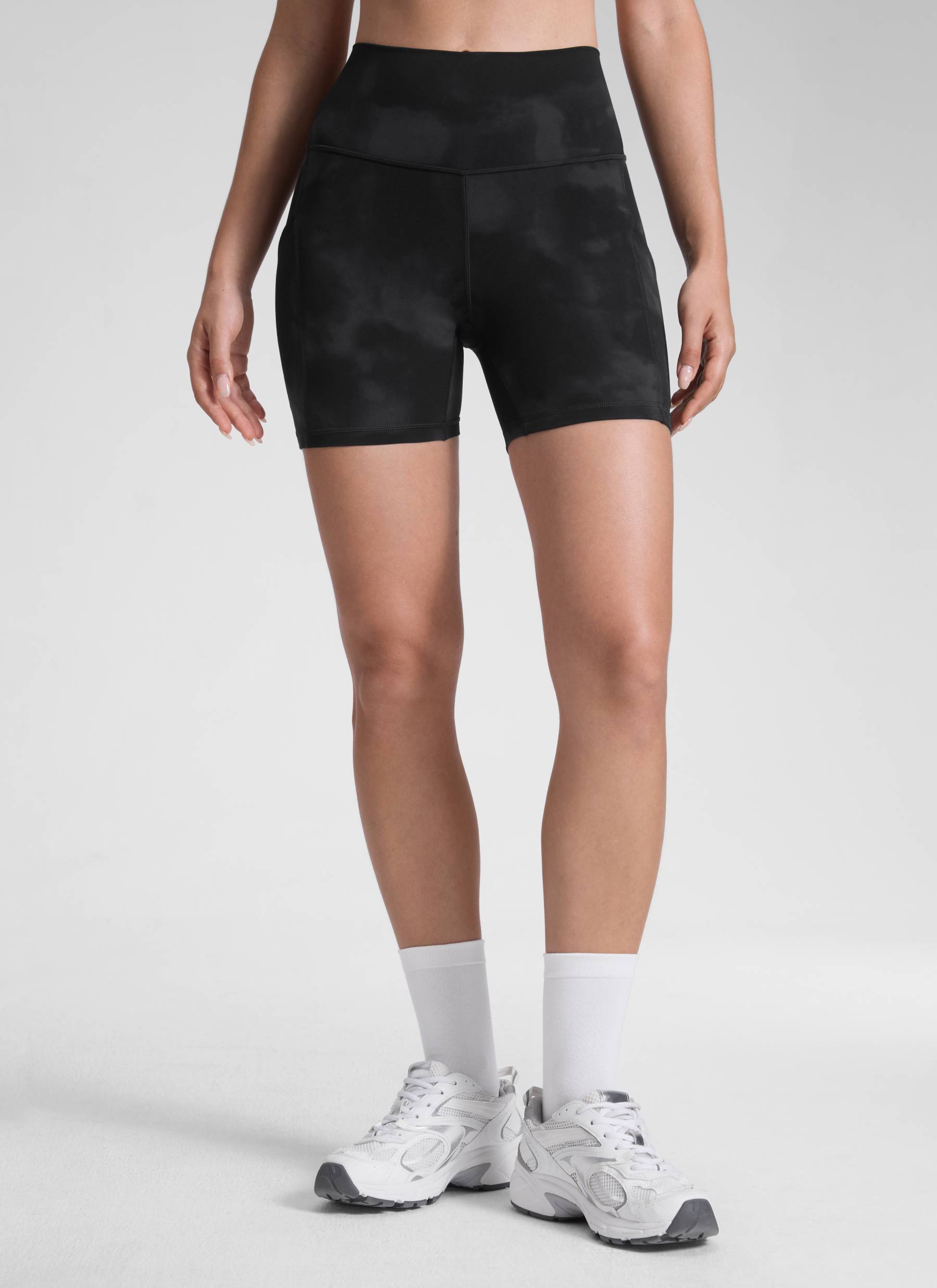 CRZ YOGA Damen Butterluxe Sport Radlerhose Shorts mit Tasche -13cm Schwarze Tie-Dye-Blumen