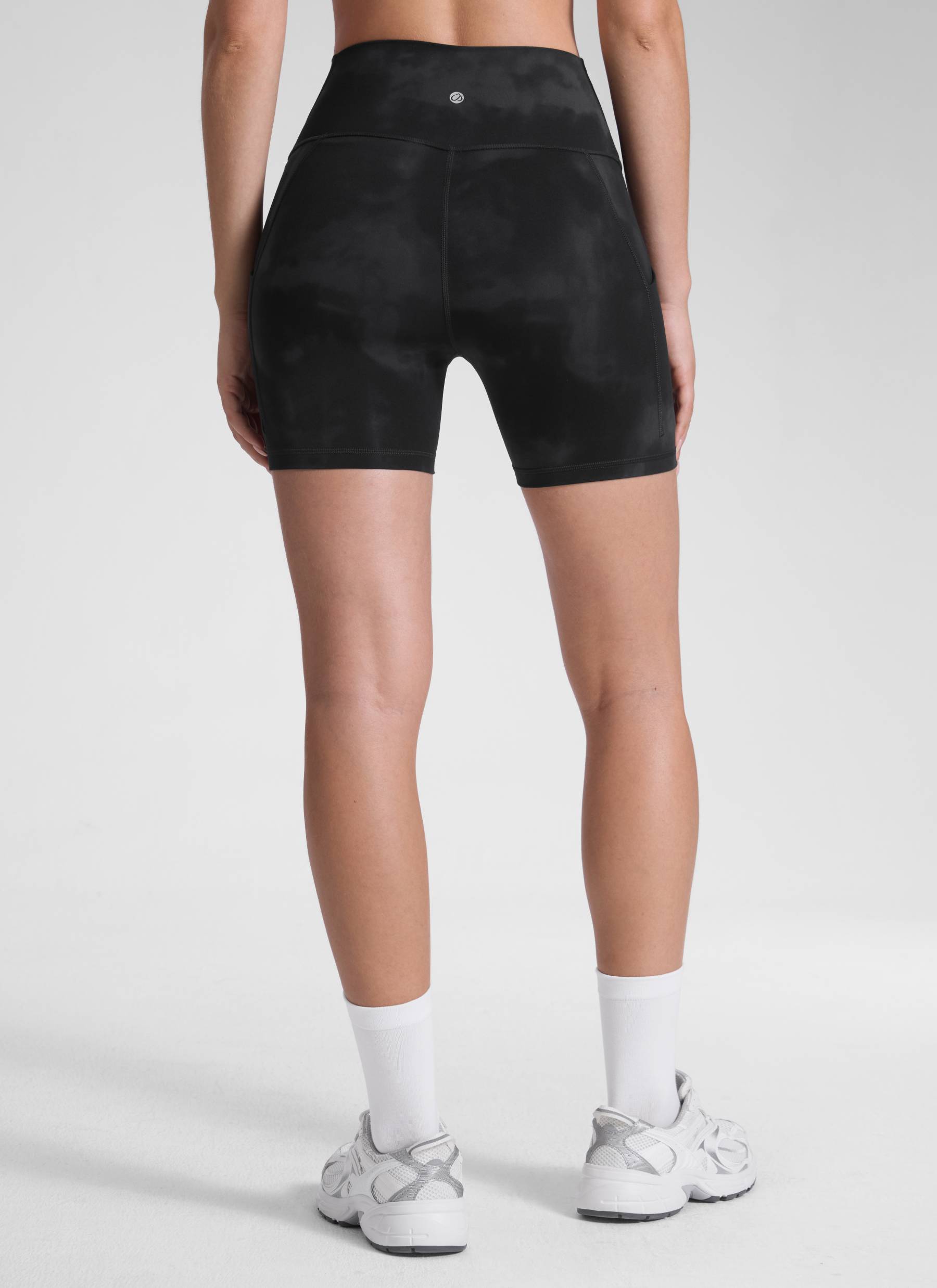 CRZ YOGA Damen Butterluxe Sport Radlerhose Shorts mit Tasche -13cm Schwarze Tie-Dye-Blumen