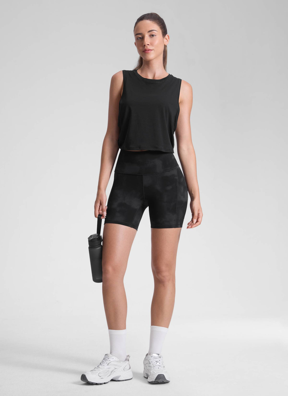 CRZ YOGA Damen Butterluxe Sport Radlerhose Shorts mit Tasche -13cm Schwarze Tie-Dye-Blumen