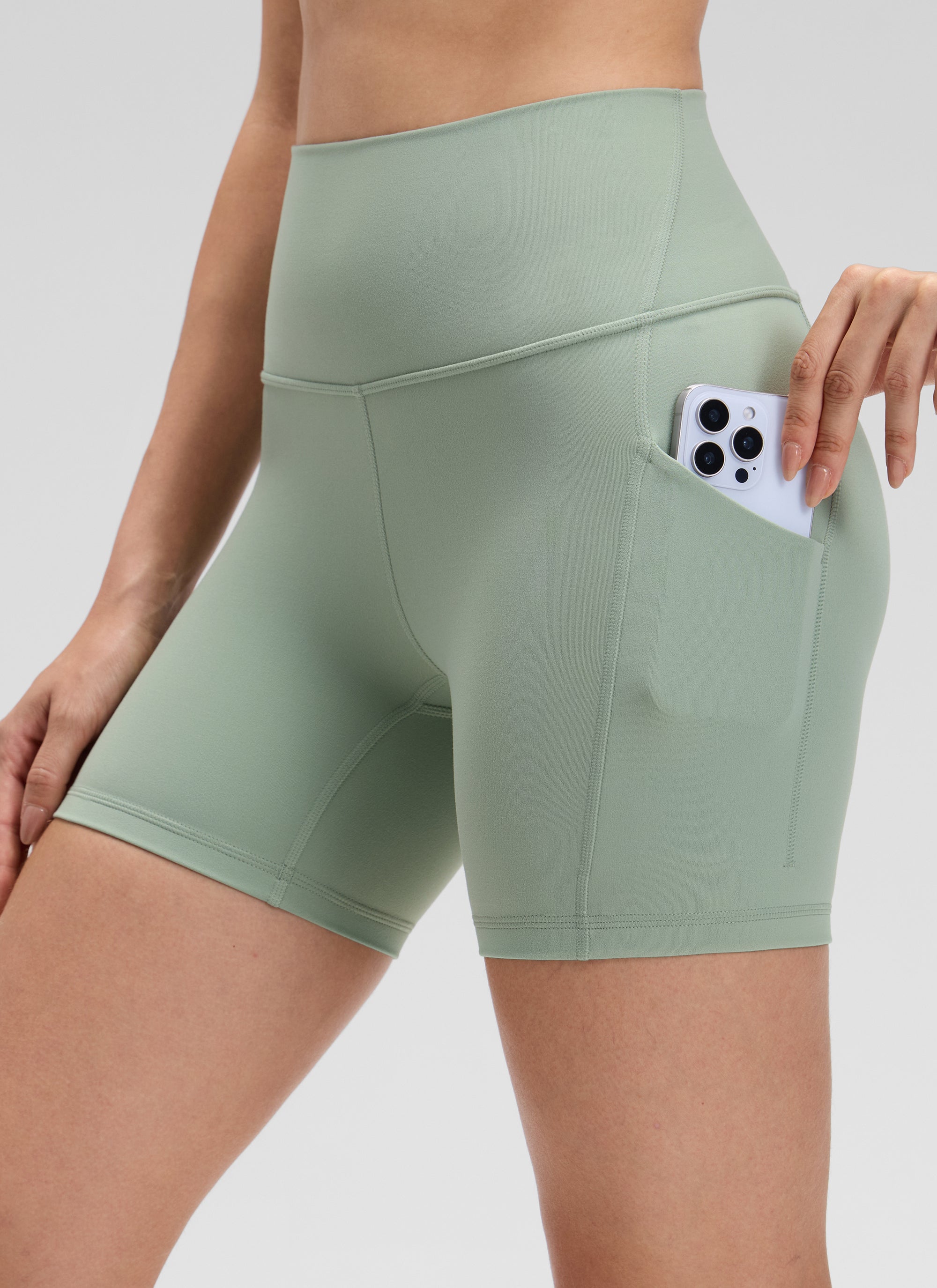 CRZ YOGA Damen Butterluxe Sport Radlerhose Shorts mit Tasche -13cm Grüner Palmenhof
