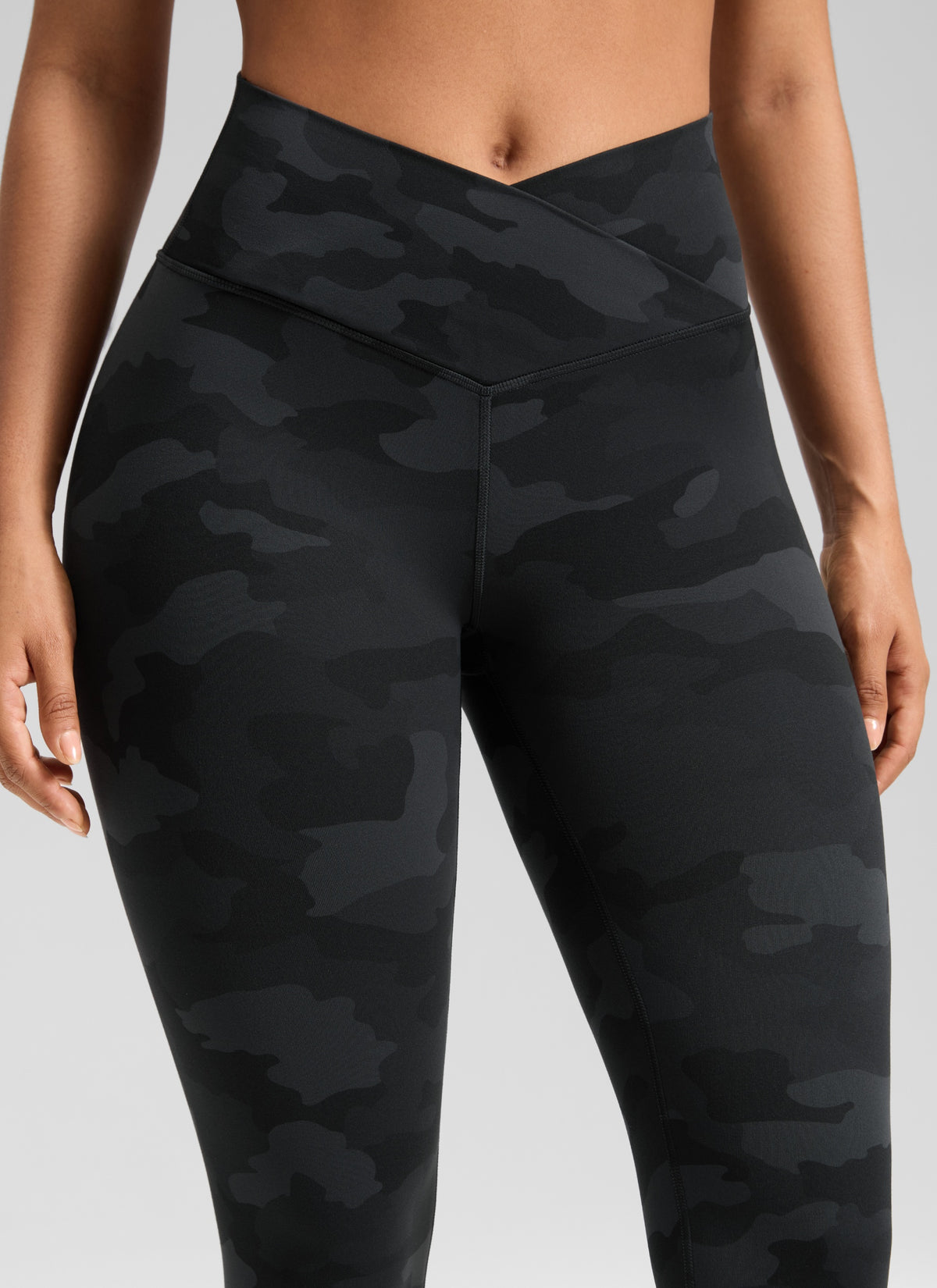 CRZ YOGA Damen Butterluxe V Cross High Waisted Leggings - 64 cm Dunkelgraue Tarnung 2 @model_info:Carol