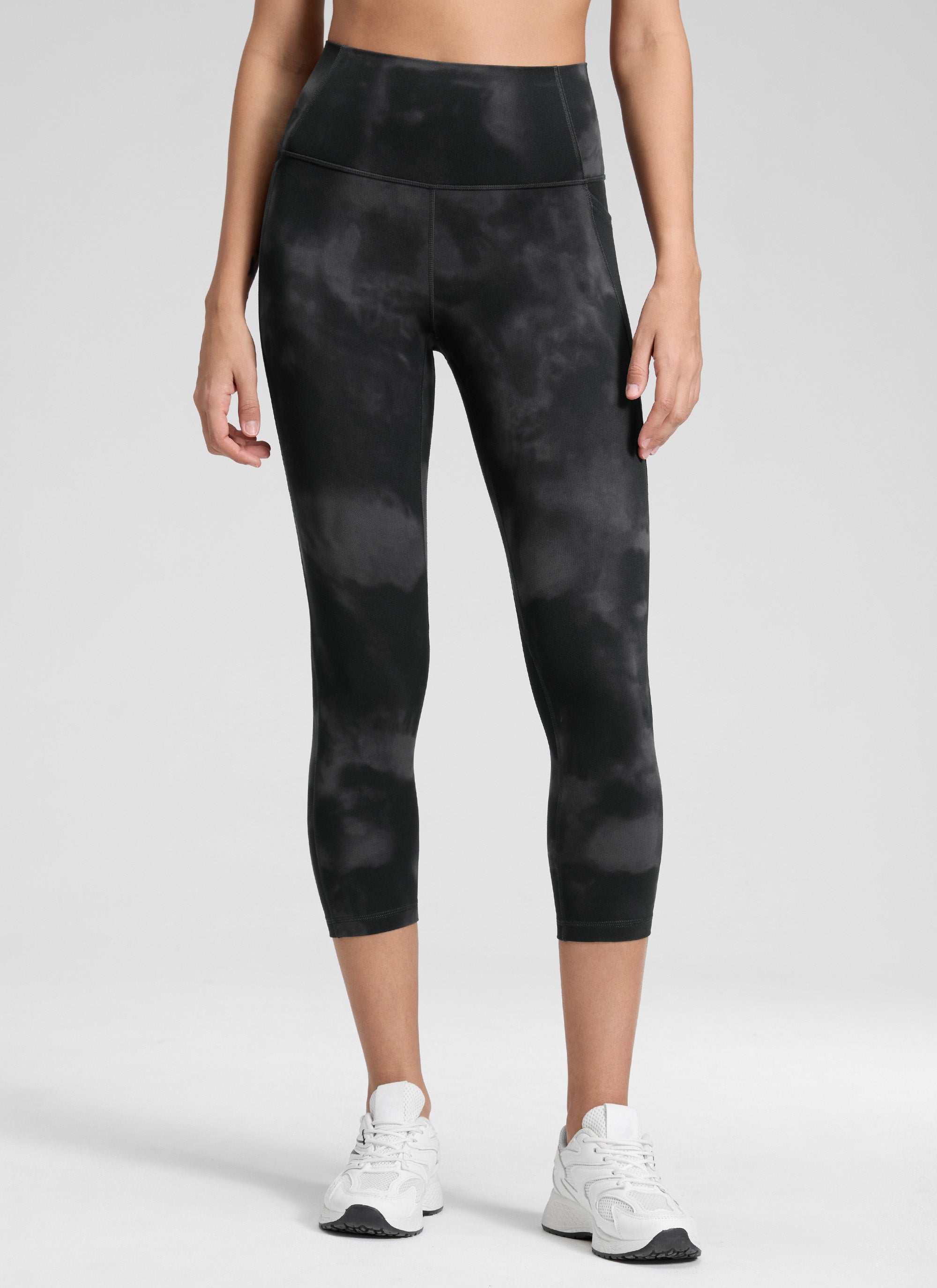 CRZ YOGA Damen Butterluxe Capri mit Taschen - 53cm Schwarze Tie-Dye-Blumen
