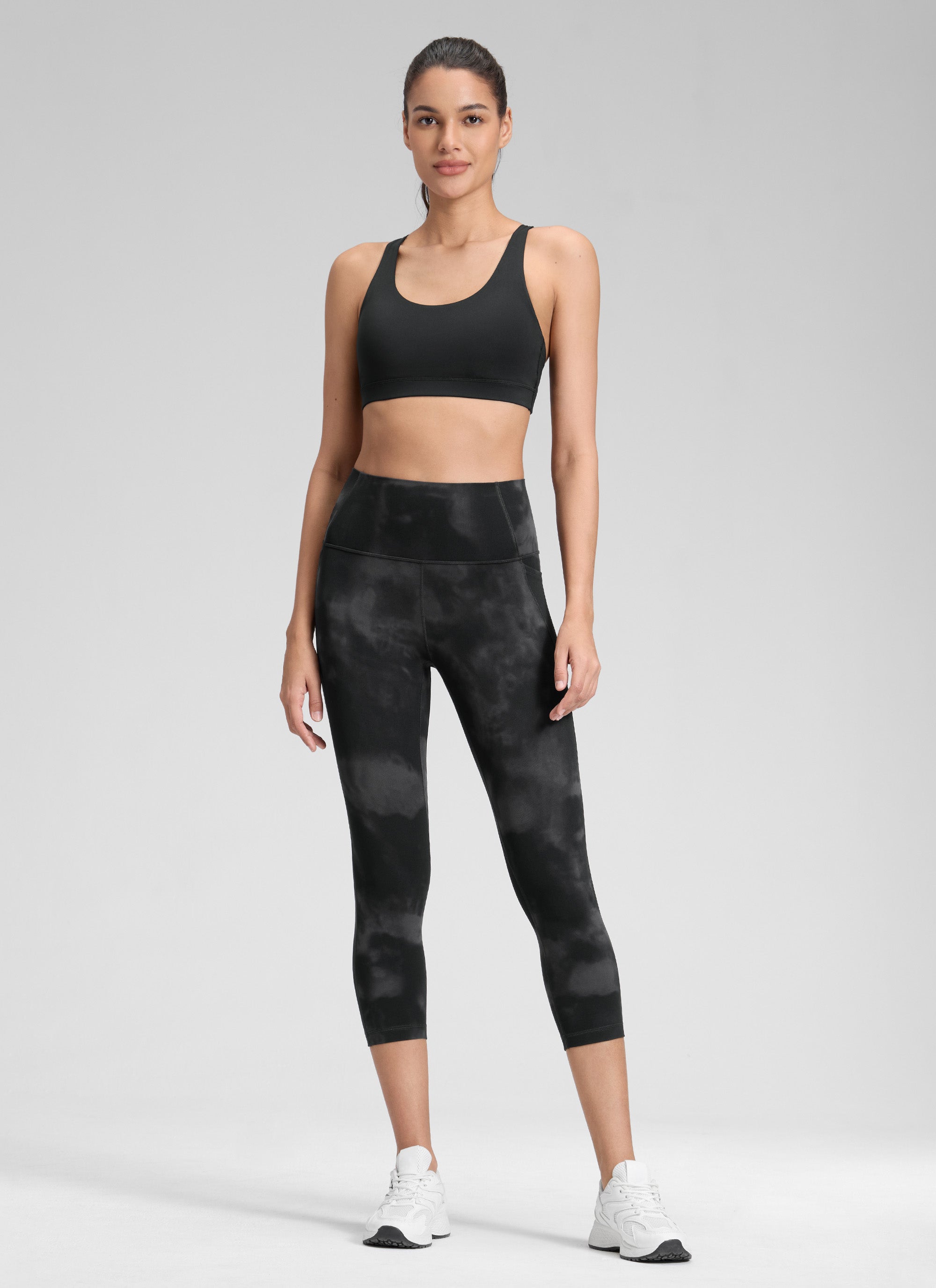 CRZ YOGA Damen Butterluxe Capri mit Taschen - 53cm Schwarze Tie-Dye-Blumen