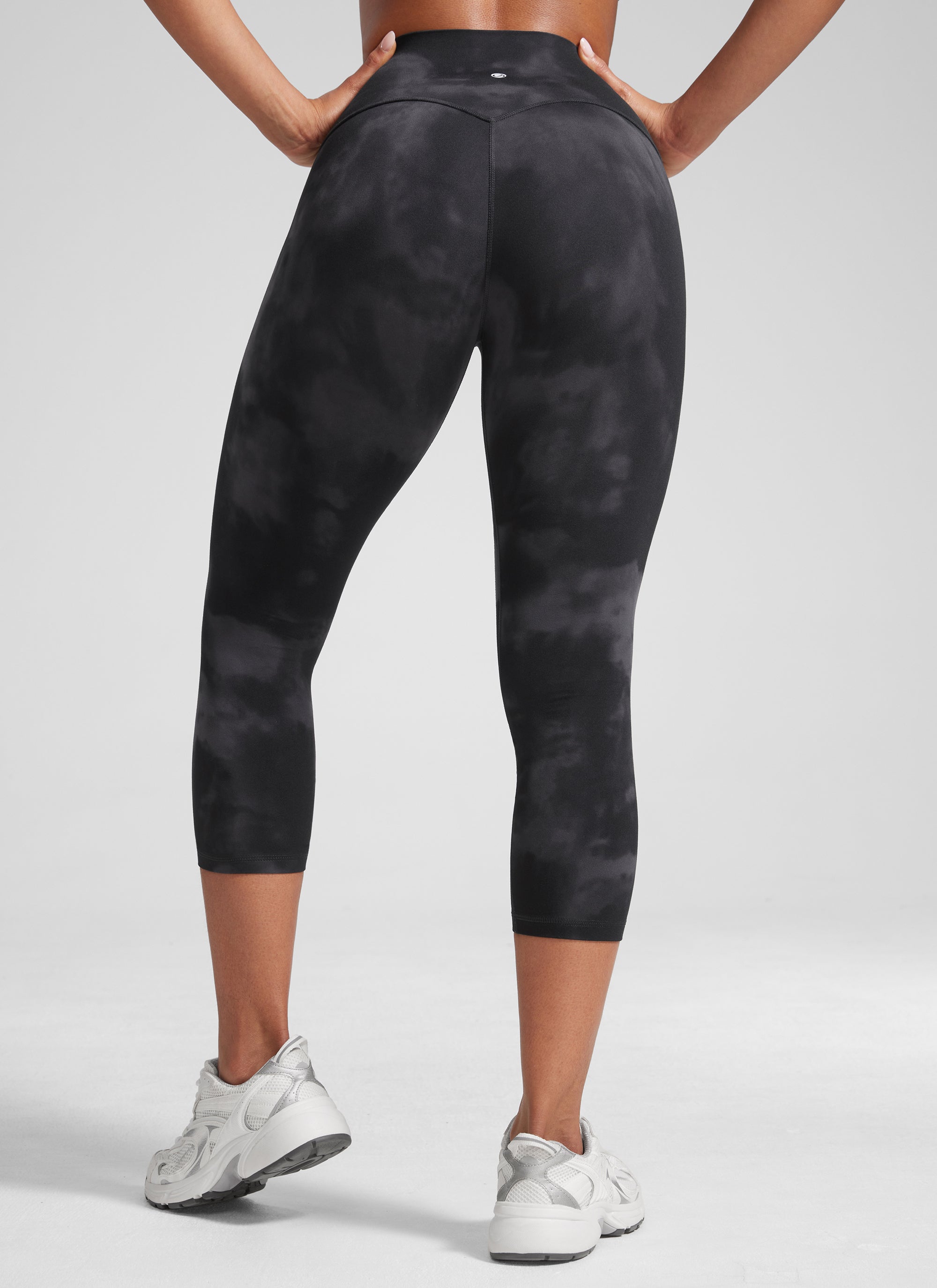 CRZ YOGA Damen Butterlift High Waist Workout Leggings - 53cm Schwarze Tie-Dye-Blumen