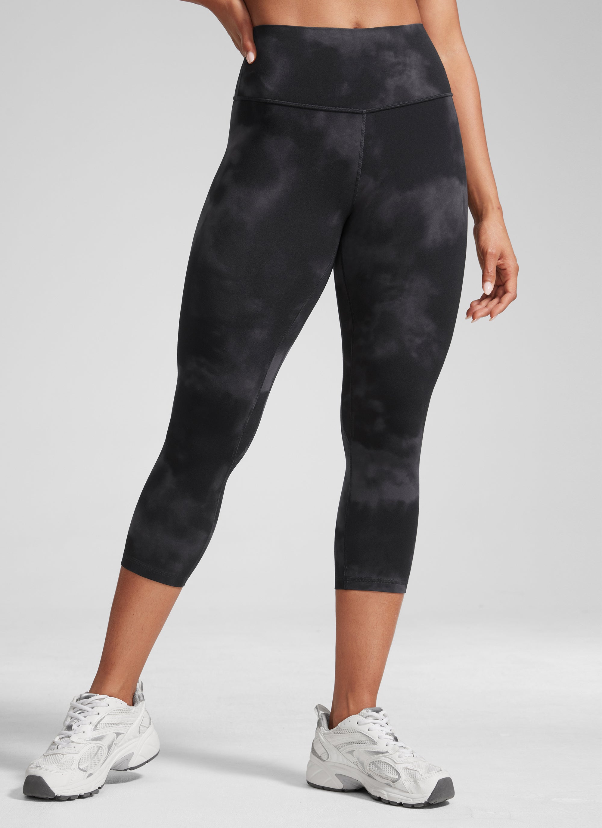 CRZ YOGA Damen Butterlift High Waist Workout Leggings - 53cm Schwarze Tie-Dye-Blumen
