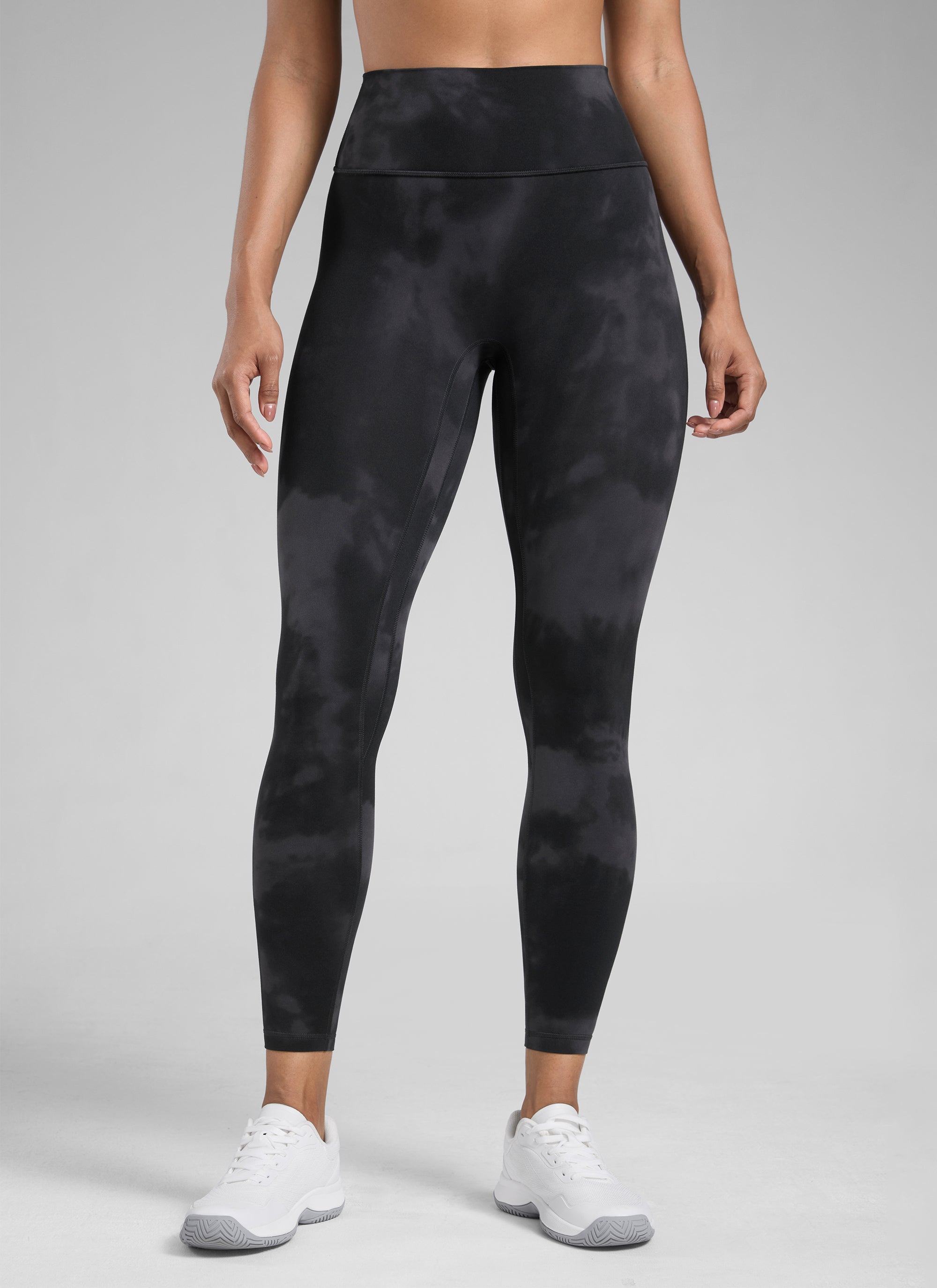 CRZ YOGA Damen Butterlift SecretSculpt Scrunch Butt Leggings - 64cm Schwarze Tie-Dye-Blumen
