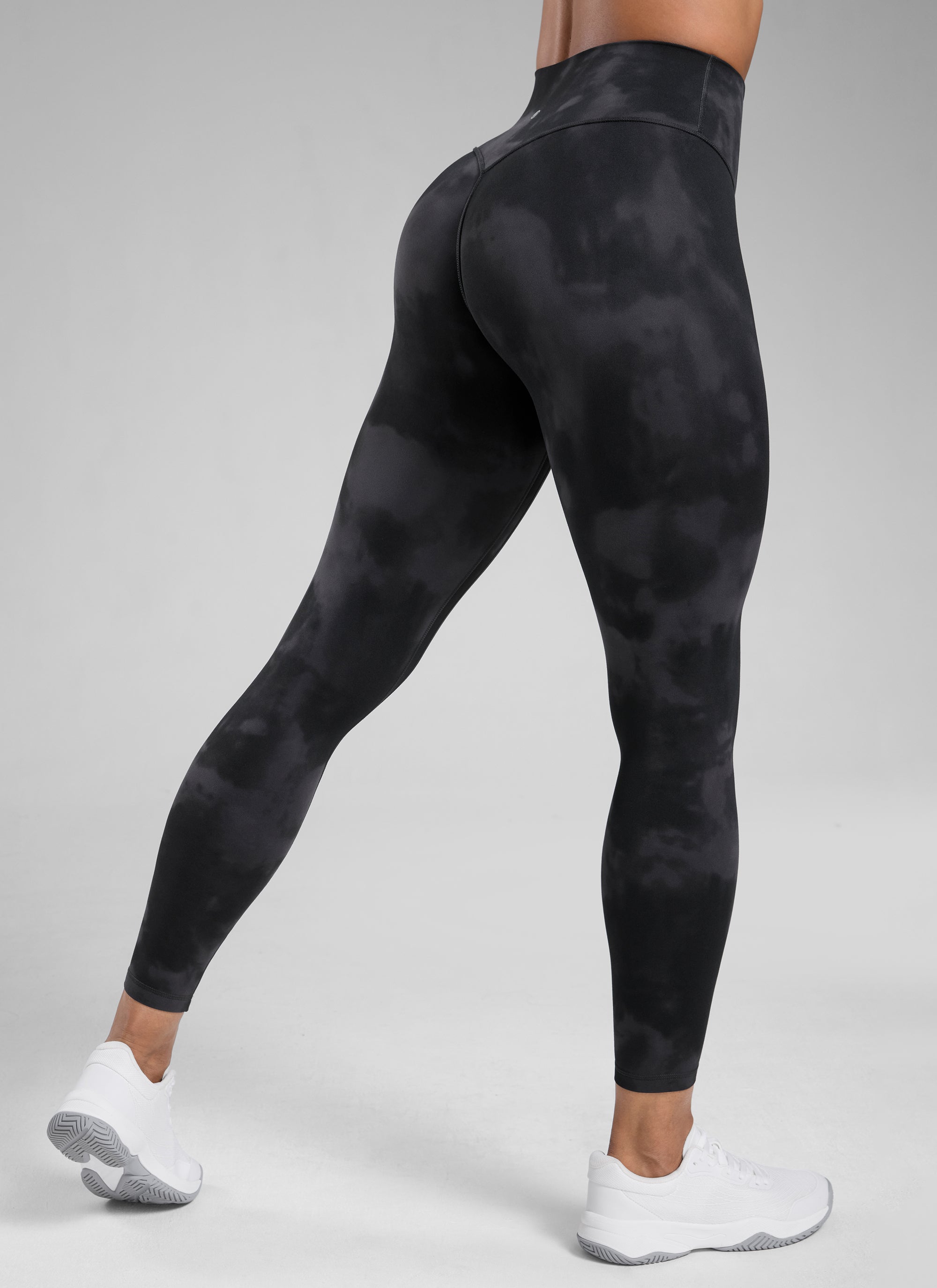 CRZ YOGA Damen Butterlift SecretSculpt Scrunch Butt Leggings - 64cm Schwarze Tie-Dye-Blumen