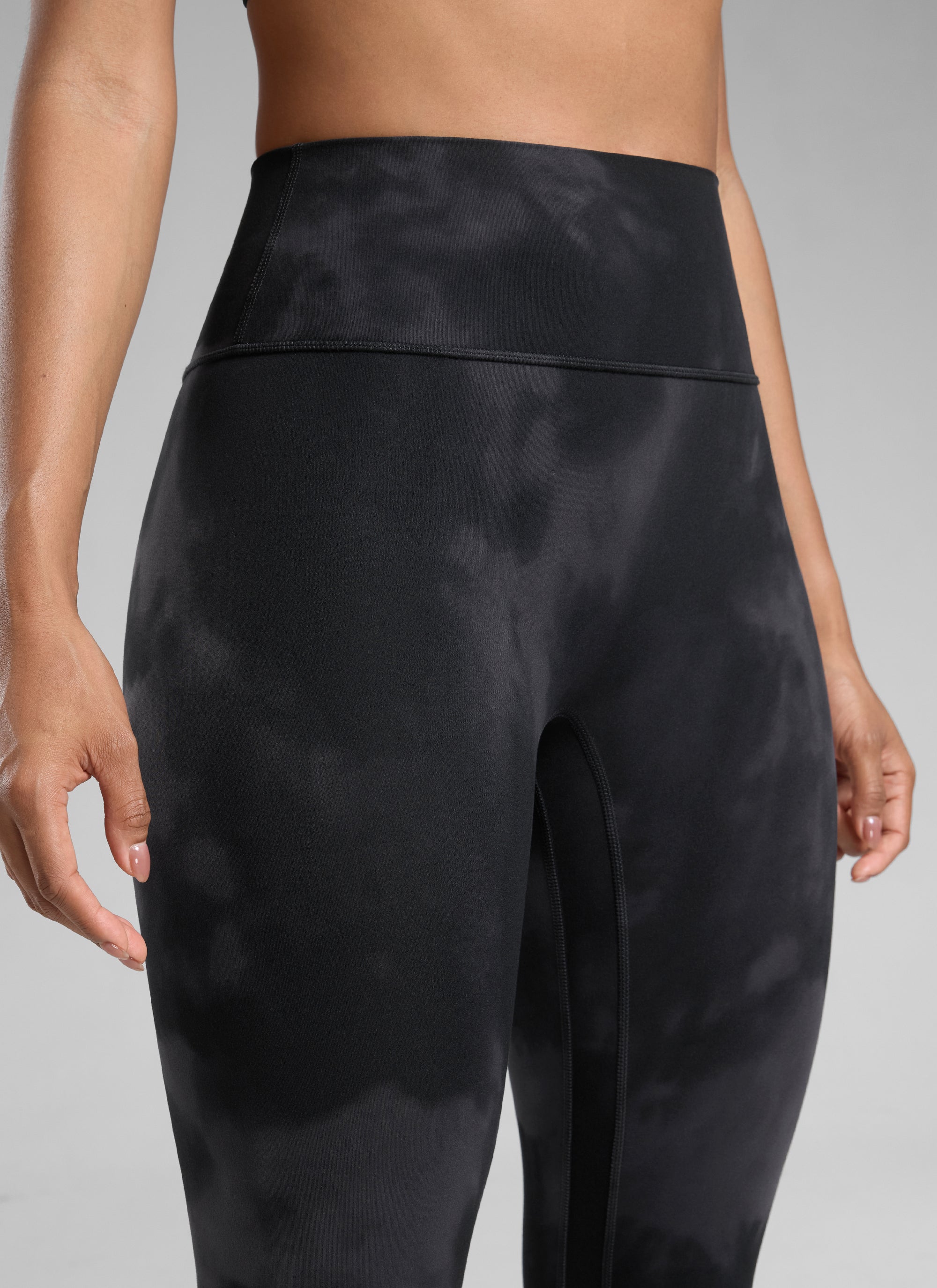 CRZ YOGA Damen Butterlift SecretSculpt Scrunch Butt Leggings - 64cm Schwarze Tie-Dye-Blumen