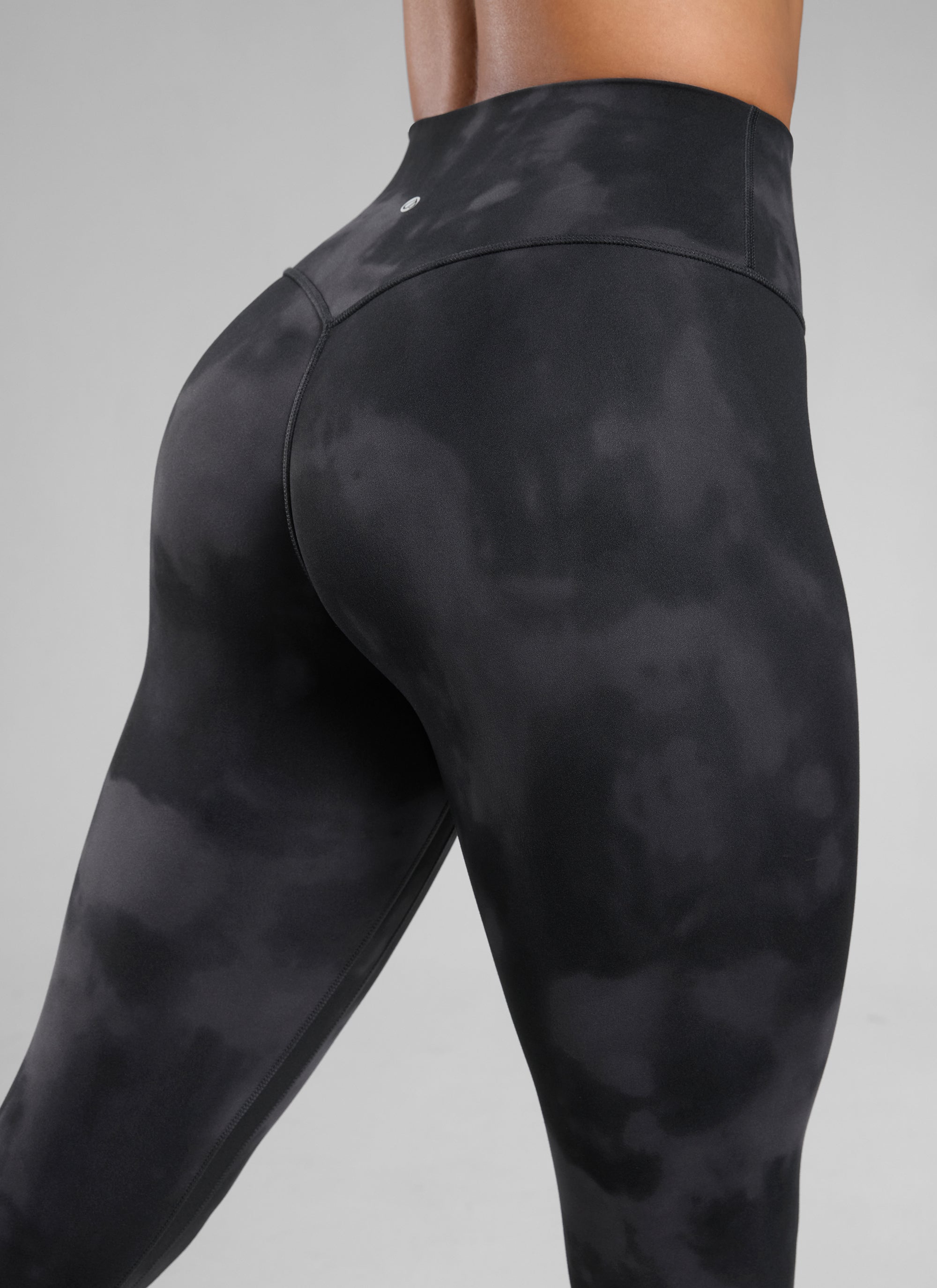 CRZ YOGA Damen Butterlift SecretSculpt Scrunch Butt Leggings - 64cm Schwarze Tie-Dye-Blumen