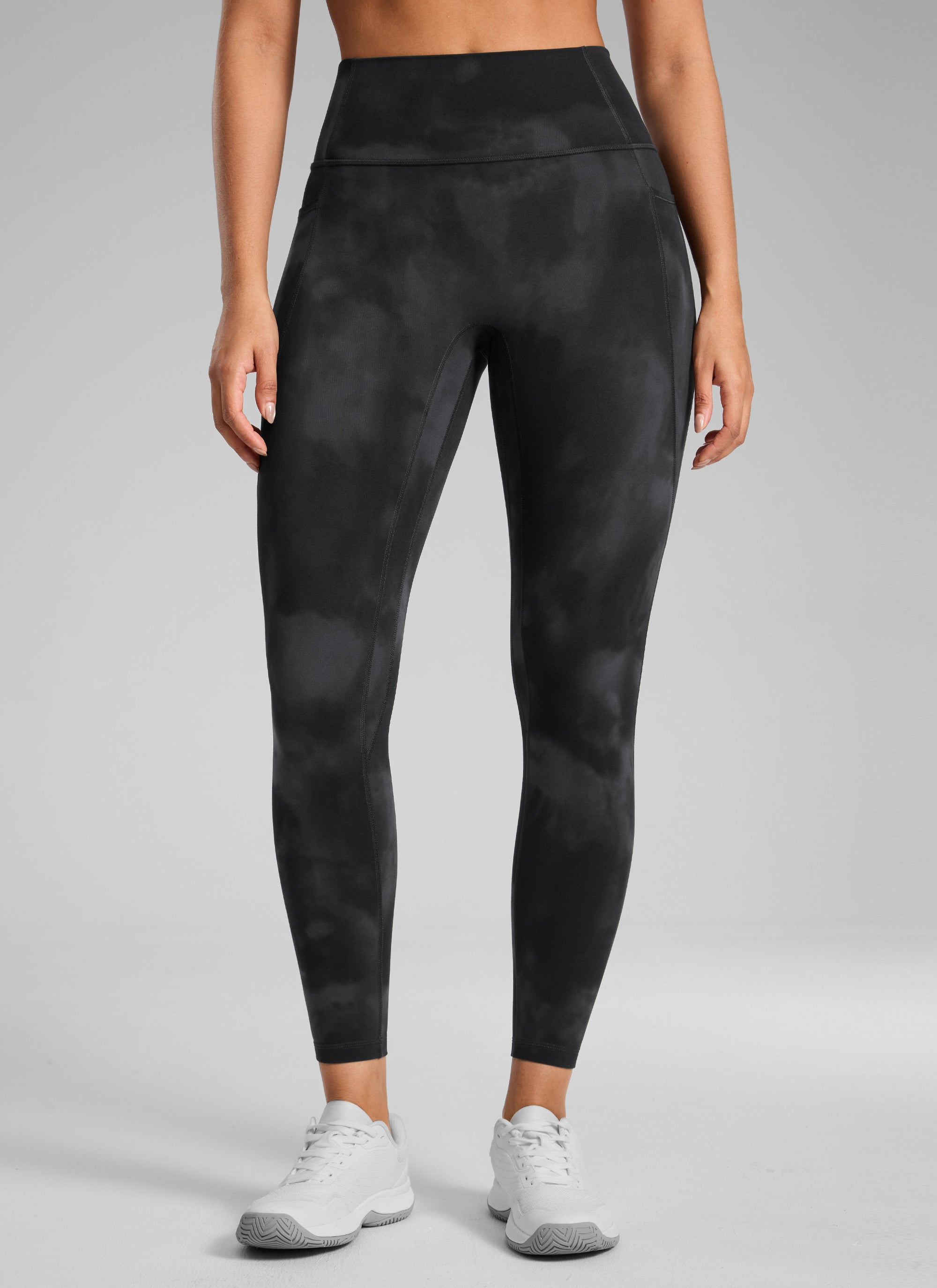 CRZ YOGA Damen Butterlift Keine Vordernaht Leggings mit Taschen-64cm Schwarze Tie-Dye-Blumen