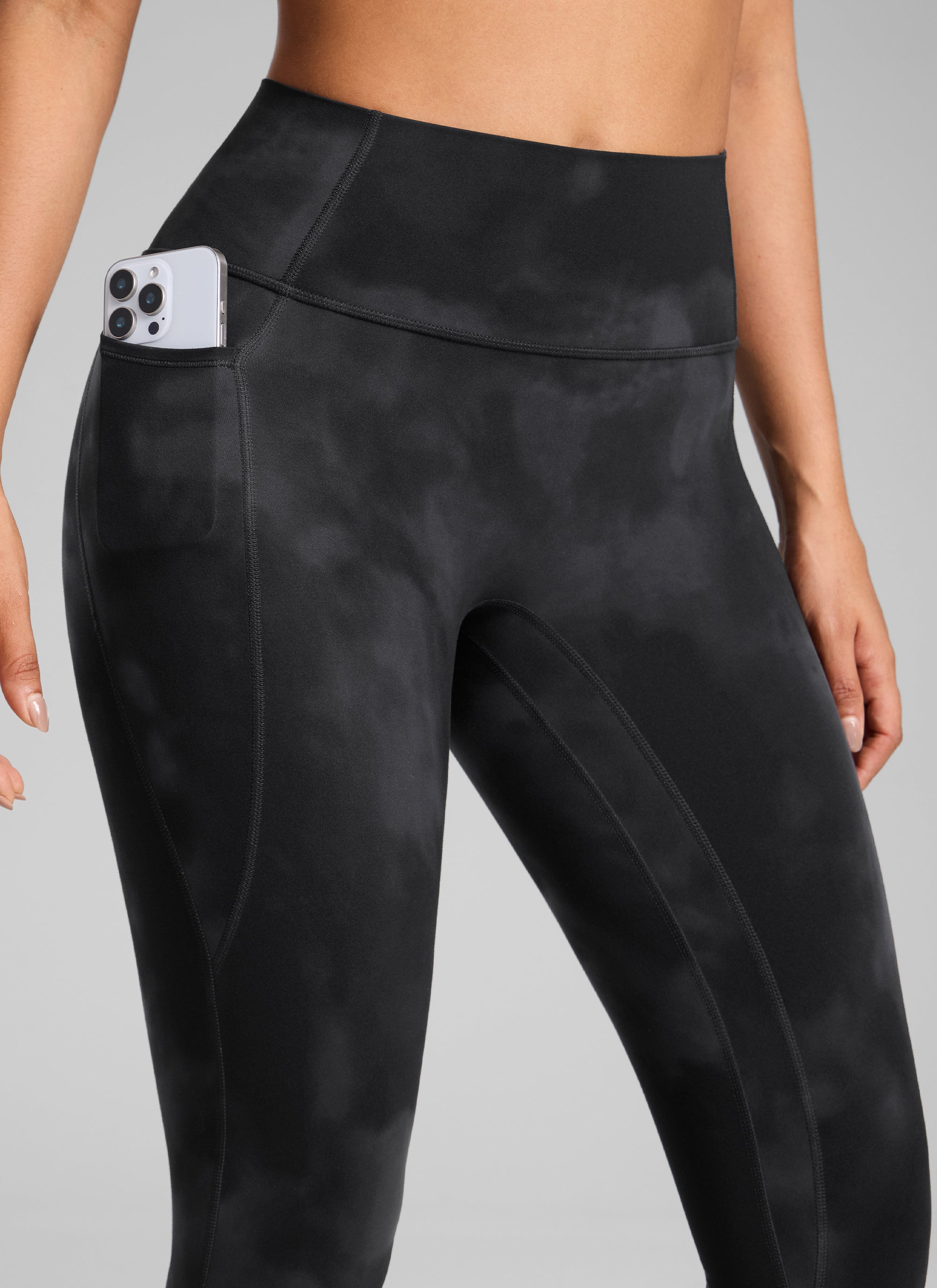 CRZ YOGA Damen Butterlift Keine Vordernaht Leggings mit Taschen-64cm Schwarze Tie-Dye-Blumen