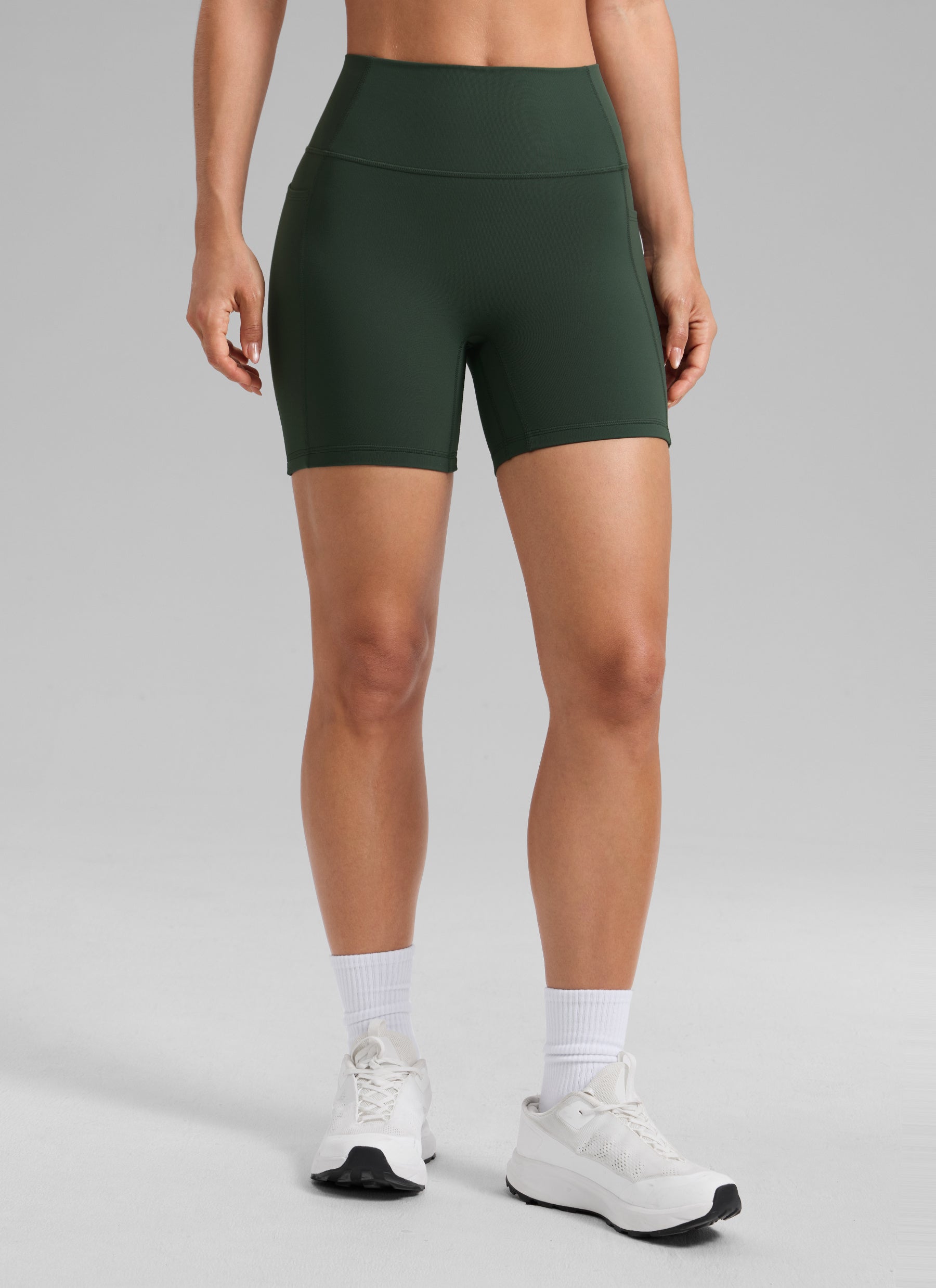 CRZ YOGA Damen Secretsculpt Butterlift Biker mit Taschen - 13cm Legende Grün
