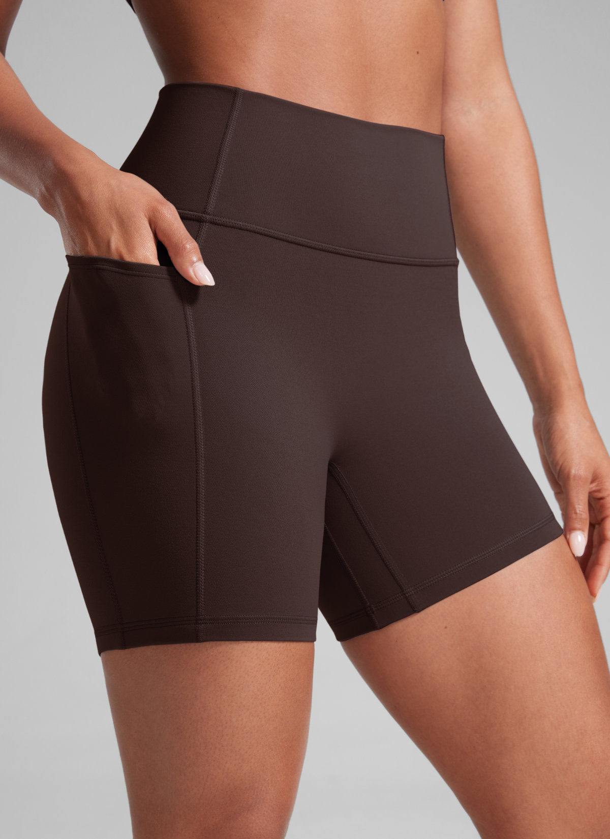 CRZ YOGA Damen Secretsculpt Butterlift Biker mit Taschen - 13cm Heißes Fudge-Brown @model_info:Crystal