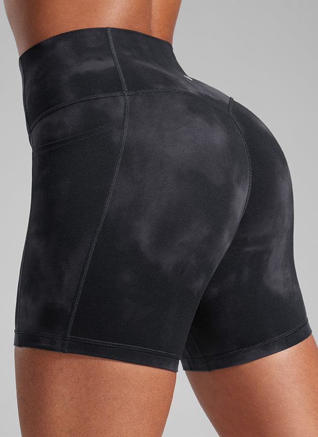 CRZ YOGA Damen Secretsculpt Butterlift Biker mit Taschen - 13cm Schwarze Tie-Dye-Blumen