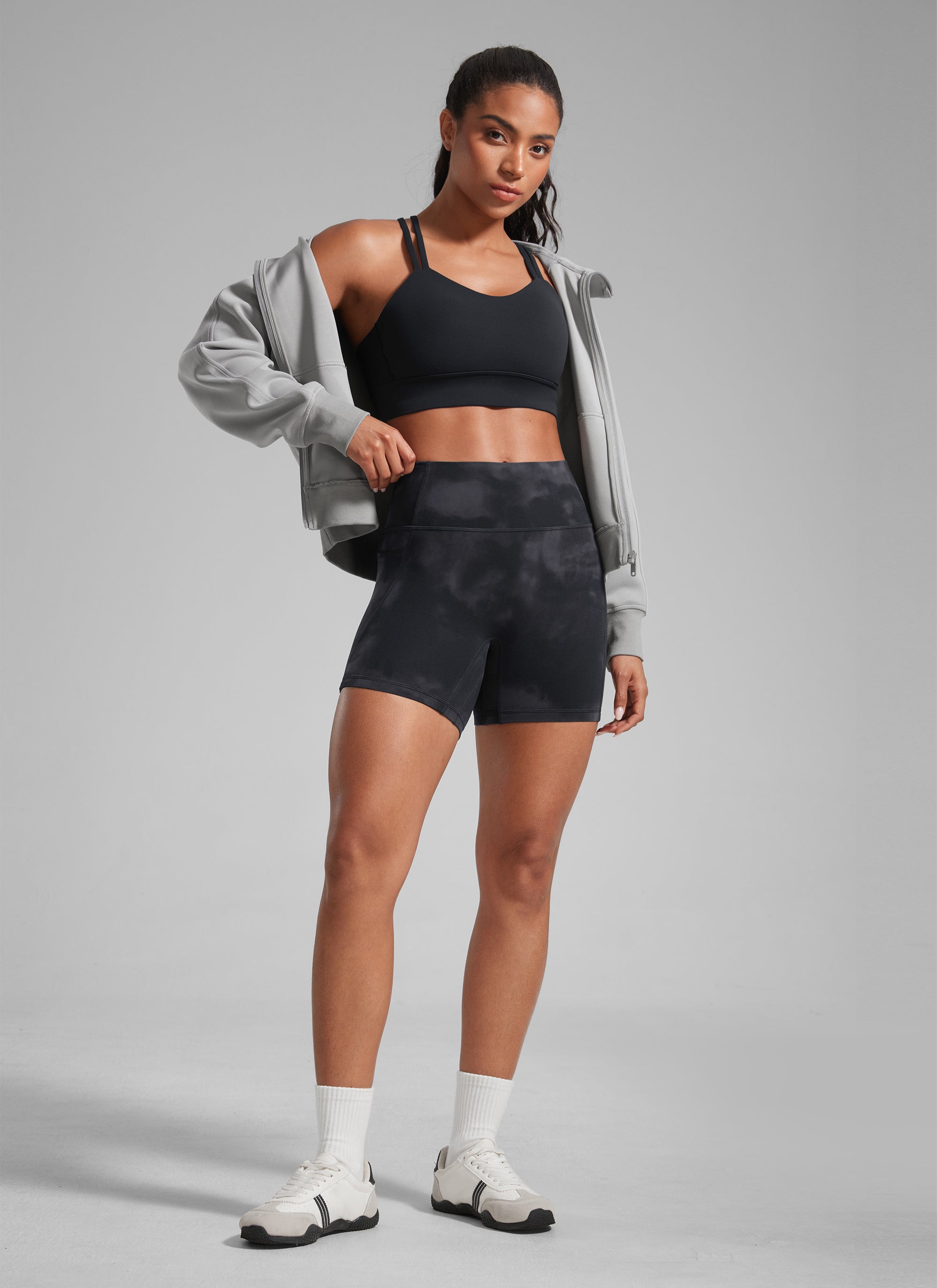 CRZ YOGA Damen Secretsculpt Butterlift Biker mit Taschen - 13cm Schwarze Tie-Dye-Blumen