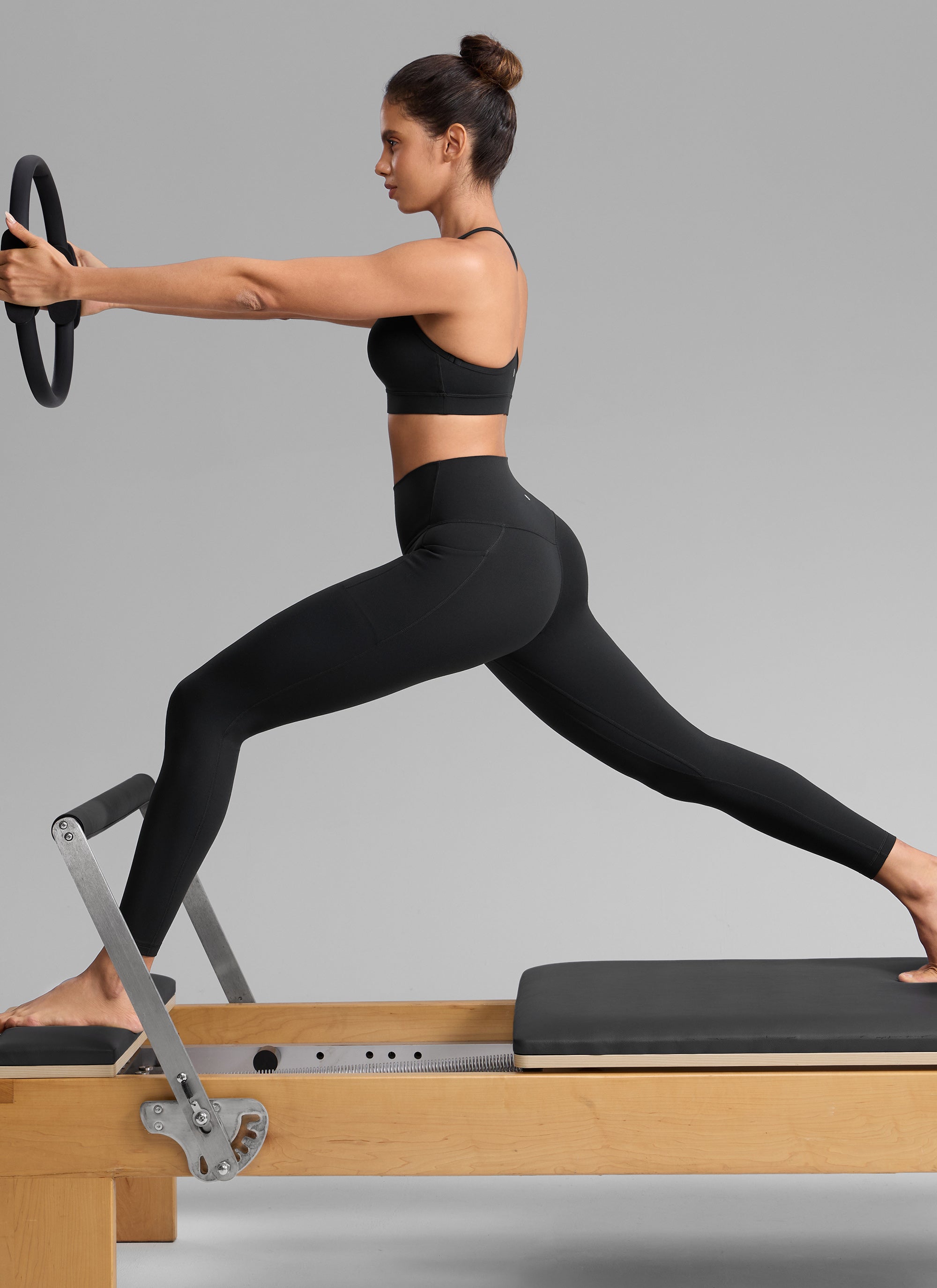 CRZ YOGA Damen Butterlift Leggings mit Seitentaschen - 64cm Schwarz