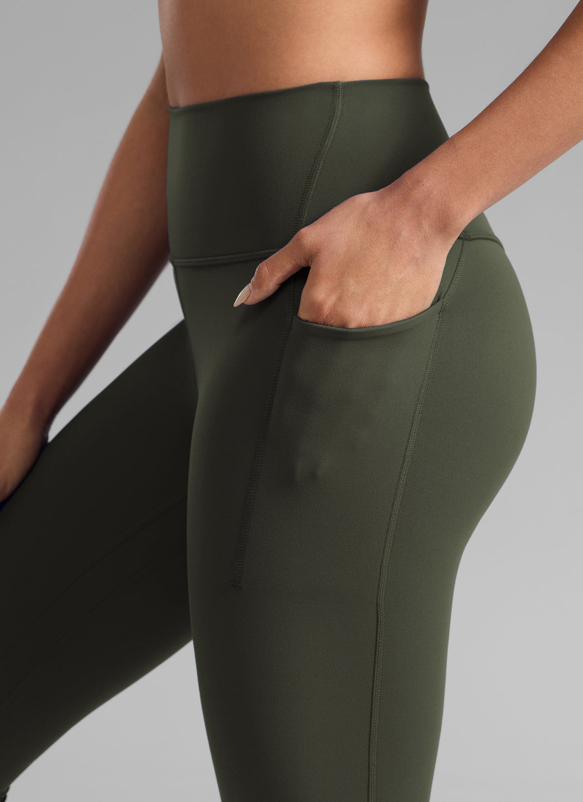 CRZ YOGA Damen Butterlift Leggings mit Seitentaschen - 64cm Olivgrün @model_info:Dany