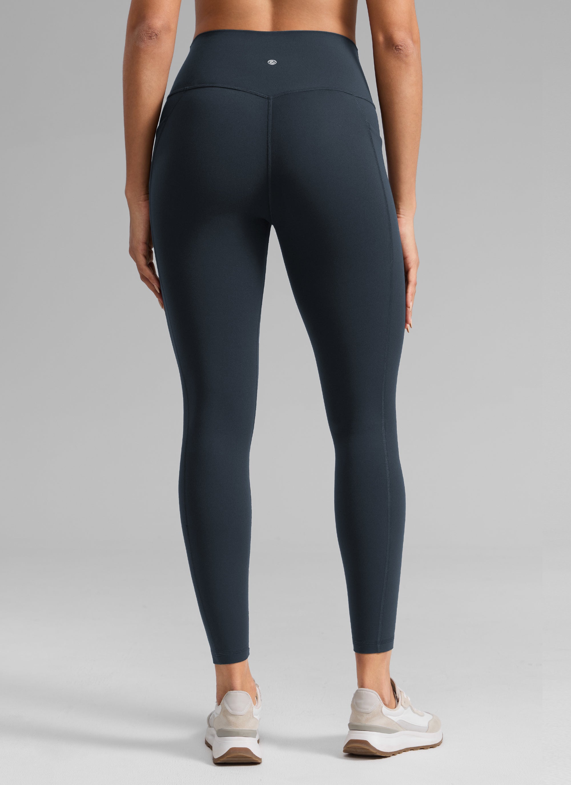 CRZ YOGA Damen Butterlift Leggings mit Seitentaschen - 64cm Echte Marine @model_info:Dany