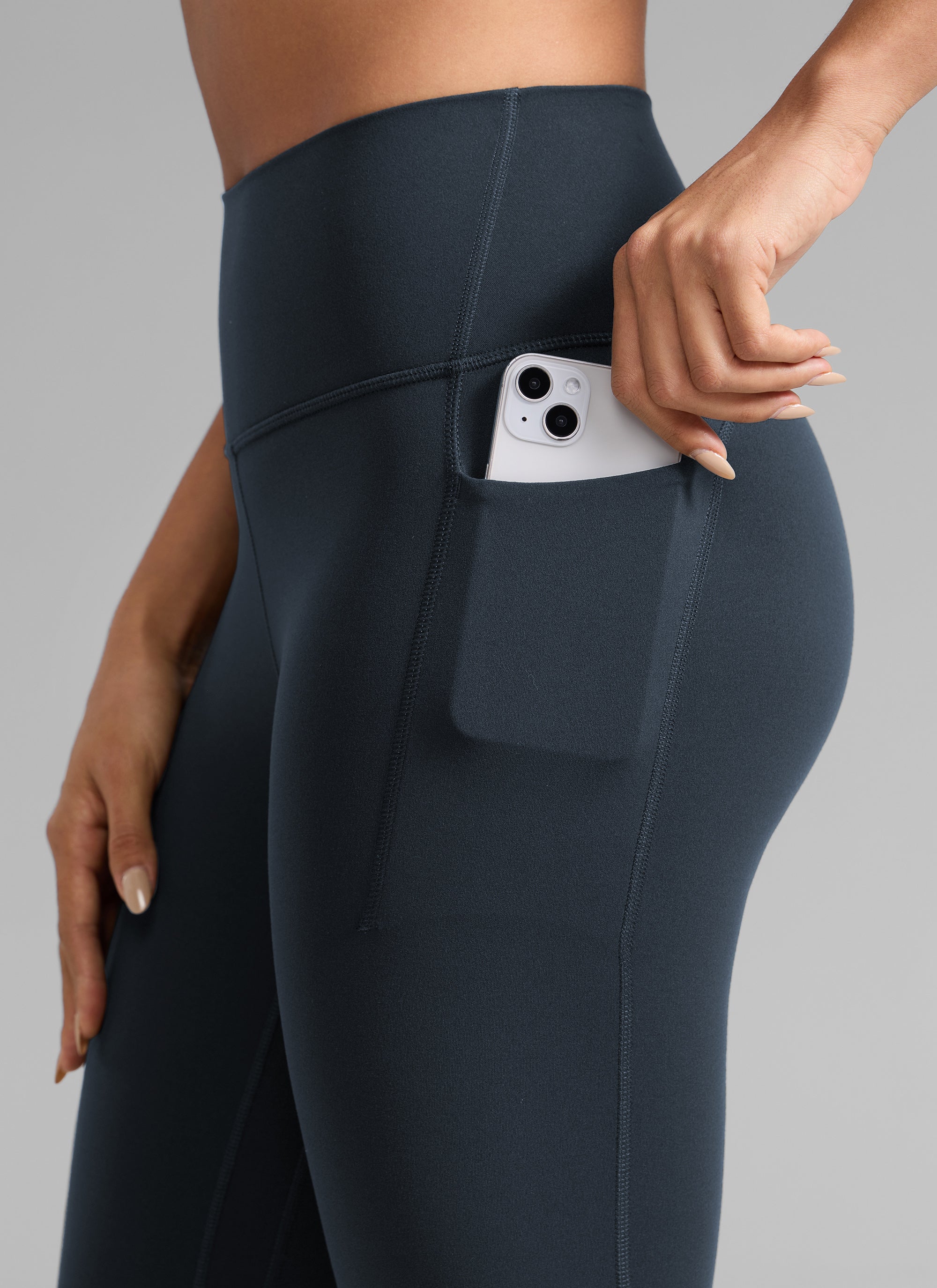 CRZ YOGA Damen Butterlift Leggings mit Seitentaschen - 64cm Echte Marine @model_info:Dany
