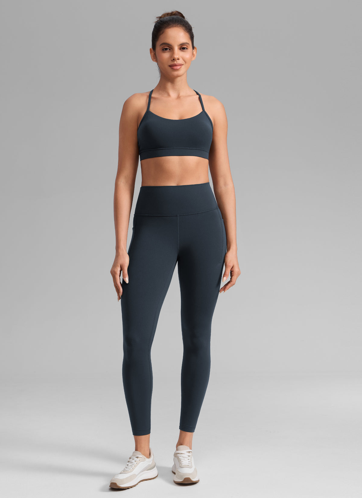 CRZ YOGA Damen Butterlift Leggings mit Seitentaschen - 64cm Echte Marine @model_info:Dany