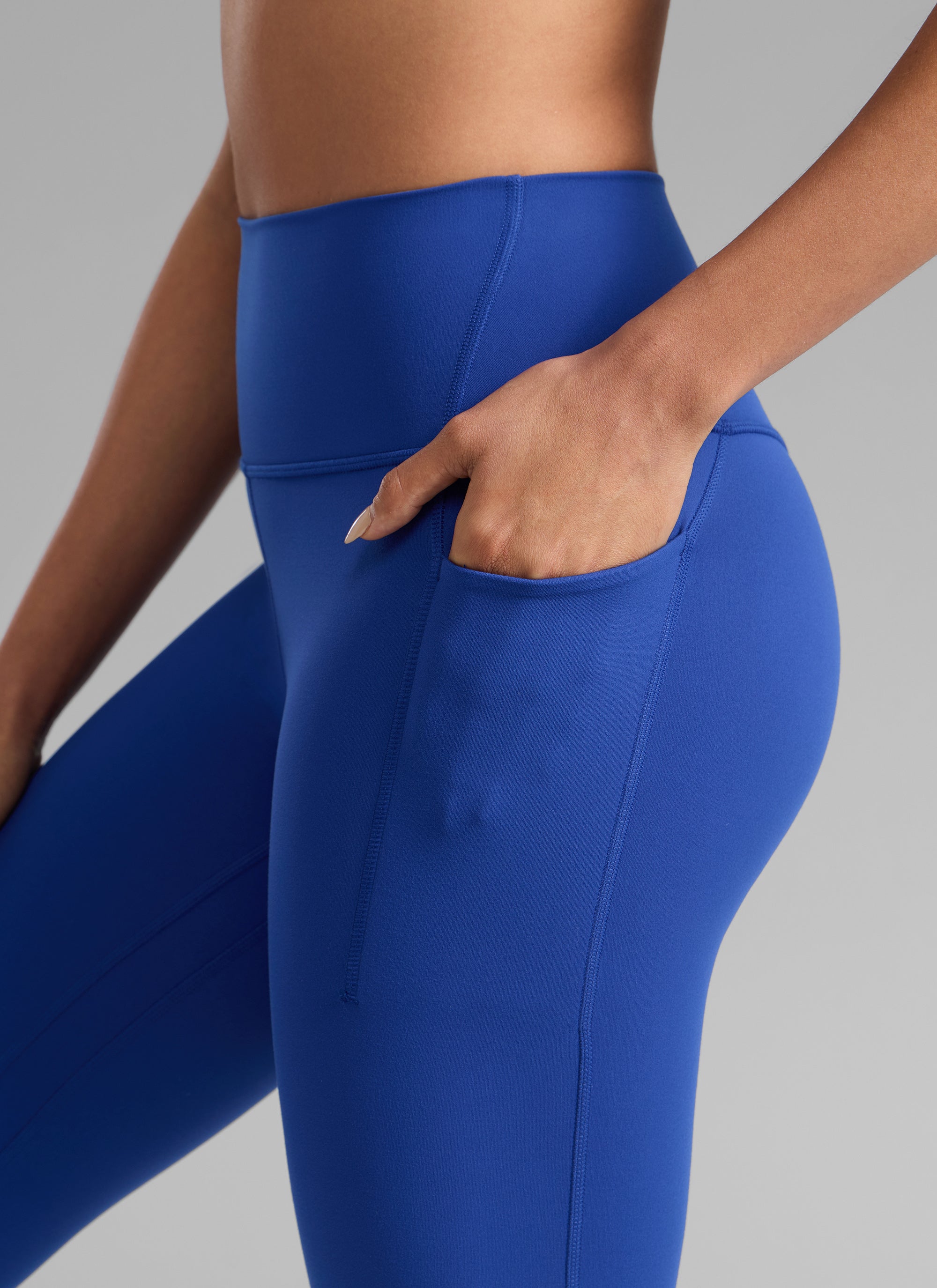 CRZ YOGA Damen Butterlift Leggings mit Seitentaschen - 64cm Wellen Blau