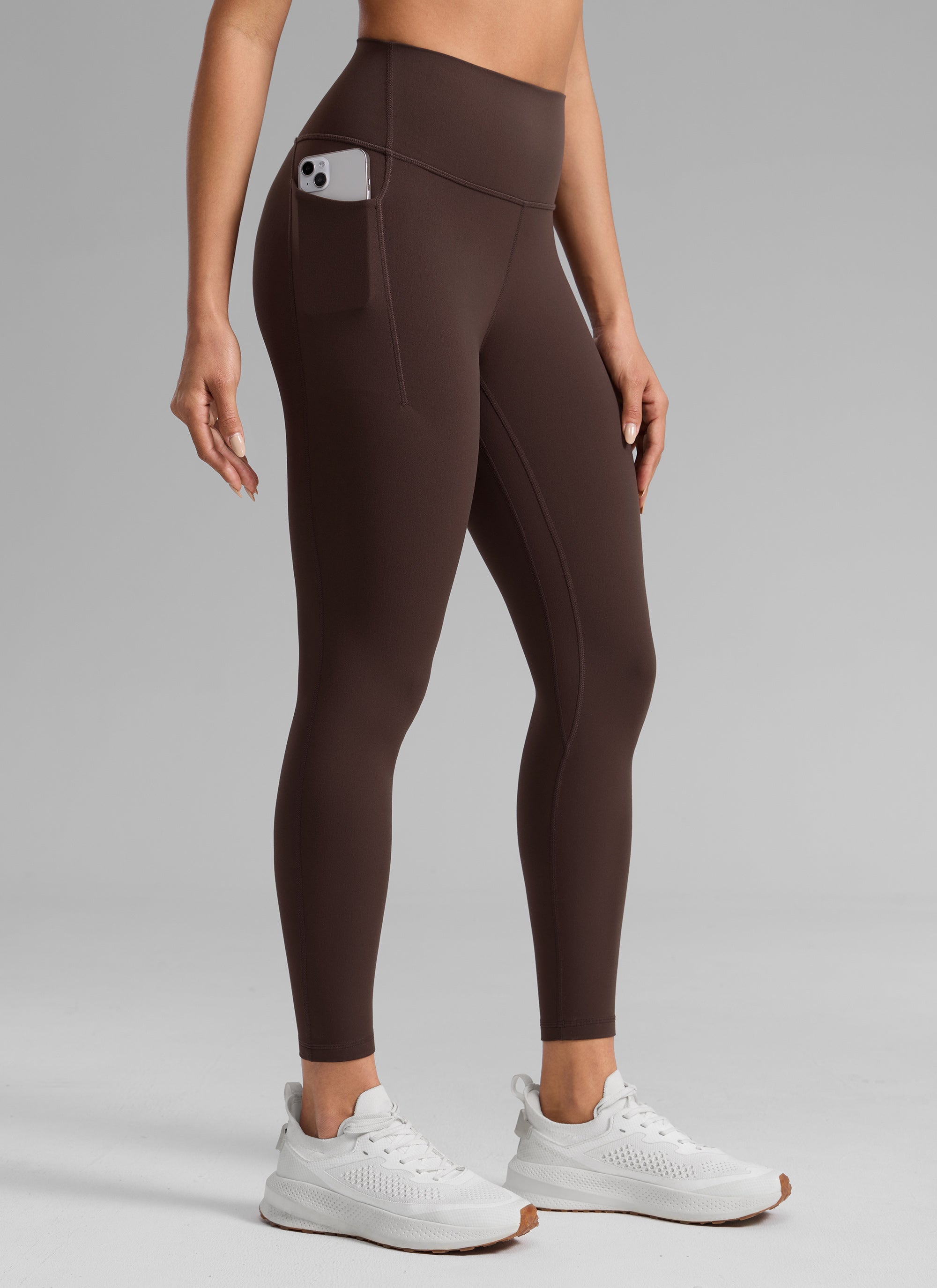 CRZ YOGA Damen Butterlift Leggings mit Seitentaschen - 64cm Heißes Fudge-Brown