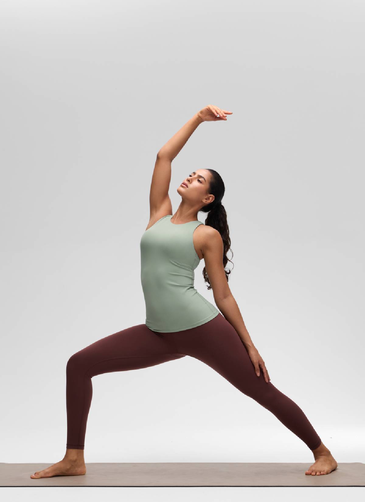 CRZ YOGA Damen Butterluxe Hüftlanges Racerback Gepolstert Tank Top Grüner Palmenhof