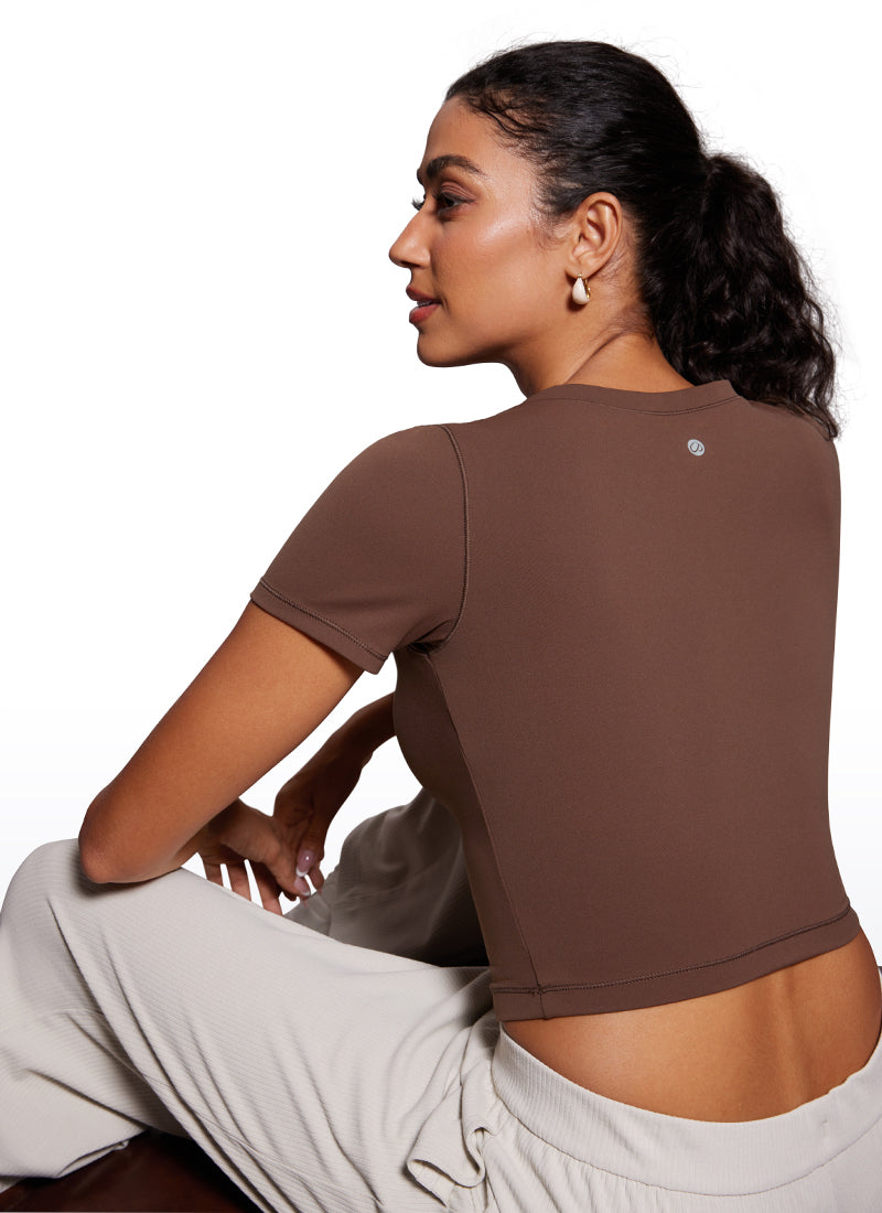 CRZ YOGA Damen Butterluxe Scoop-Neck Crop Slim Fit Kurzarm Shirts Kaffeebraun
