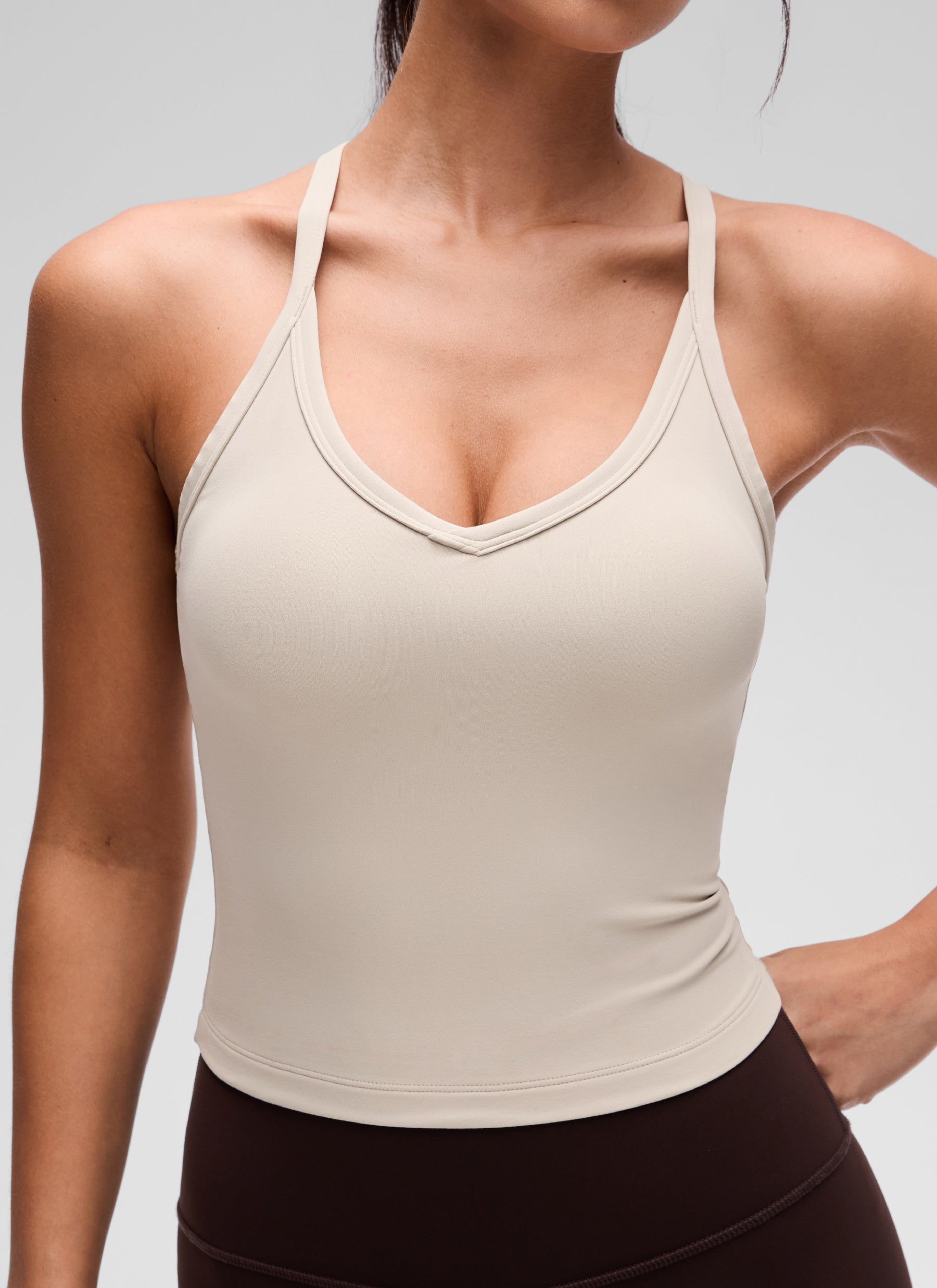 CRZ YOGA Damen Butterluxe Doppelt Gefüttert V-Ausschnitt Camisole Mojave-Braun