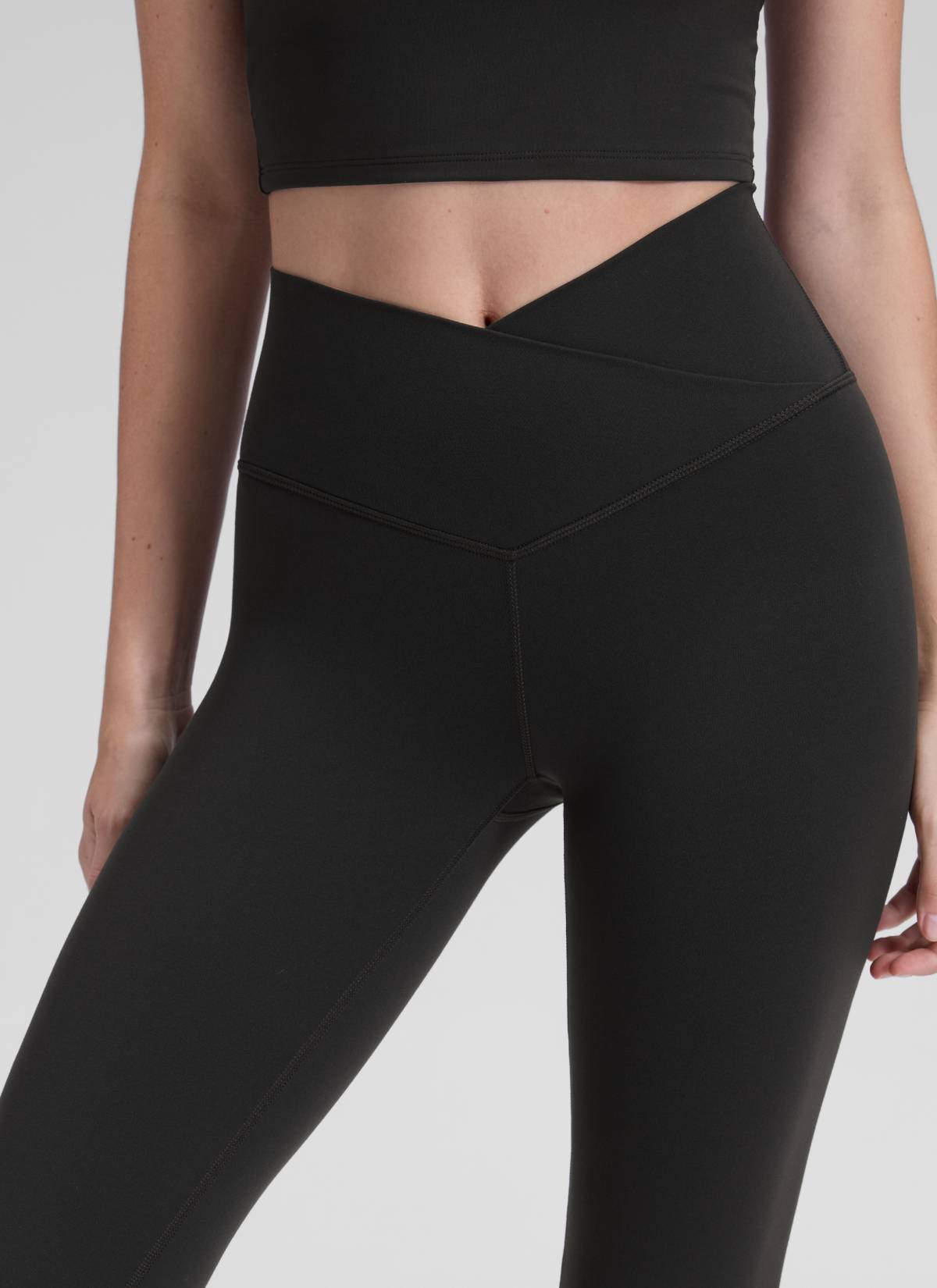 CRZ YOGA Damen Butterluxe Bootcut Yoga Leggings Crossover - 79cm Schwarz