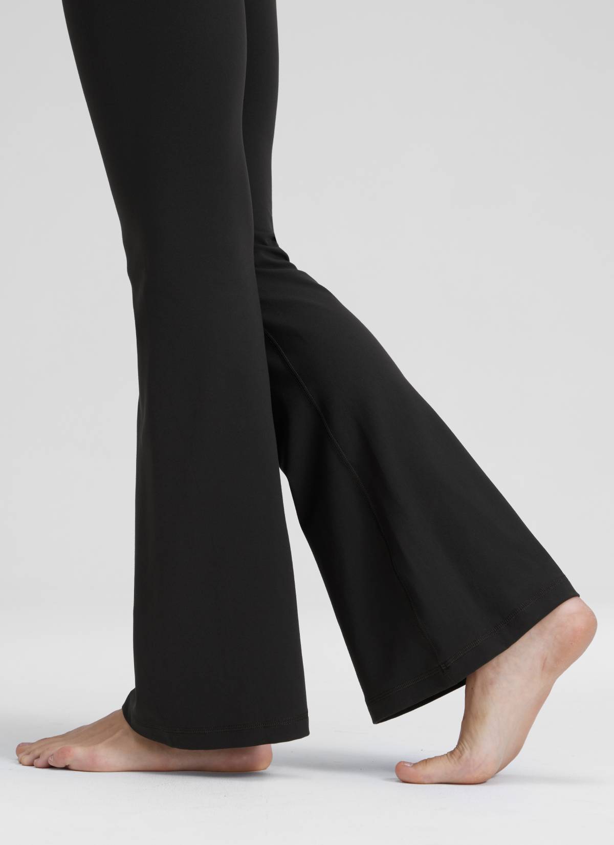 CRZ YOGA Damen Butterluxe Bootcut Yoga Leggings Crossover - 79cm Schwarz