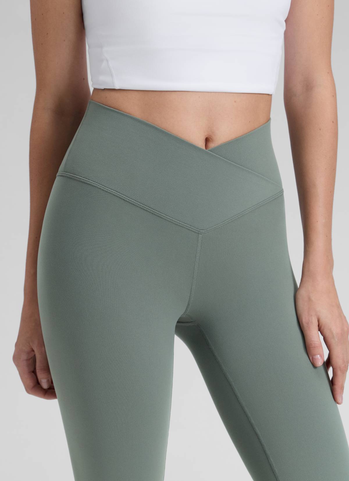 CRZ YOGA Damen Butterluxe Bootcut Yoga Leggings Crossover - 79cm Grauer Salbei