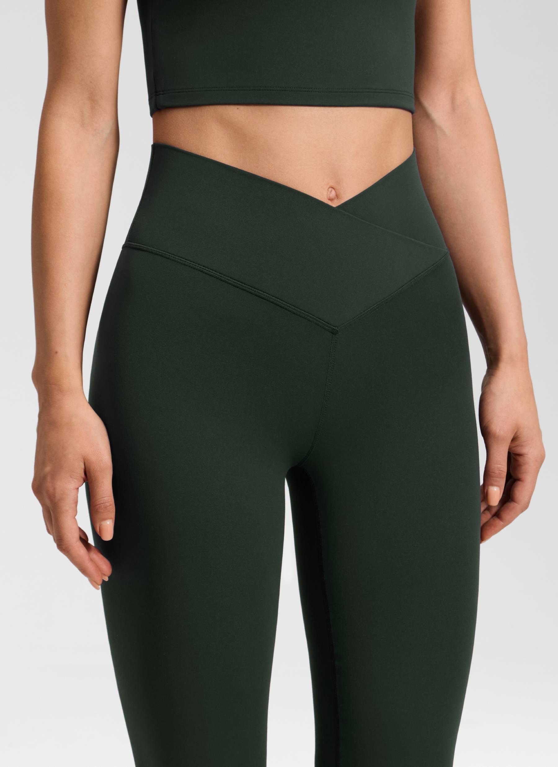 CRZ YOGA Damen Butterluxe Bootcut Yoga Leggings Crossover - 79cm Legende Grün