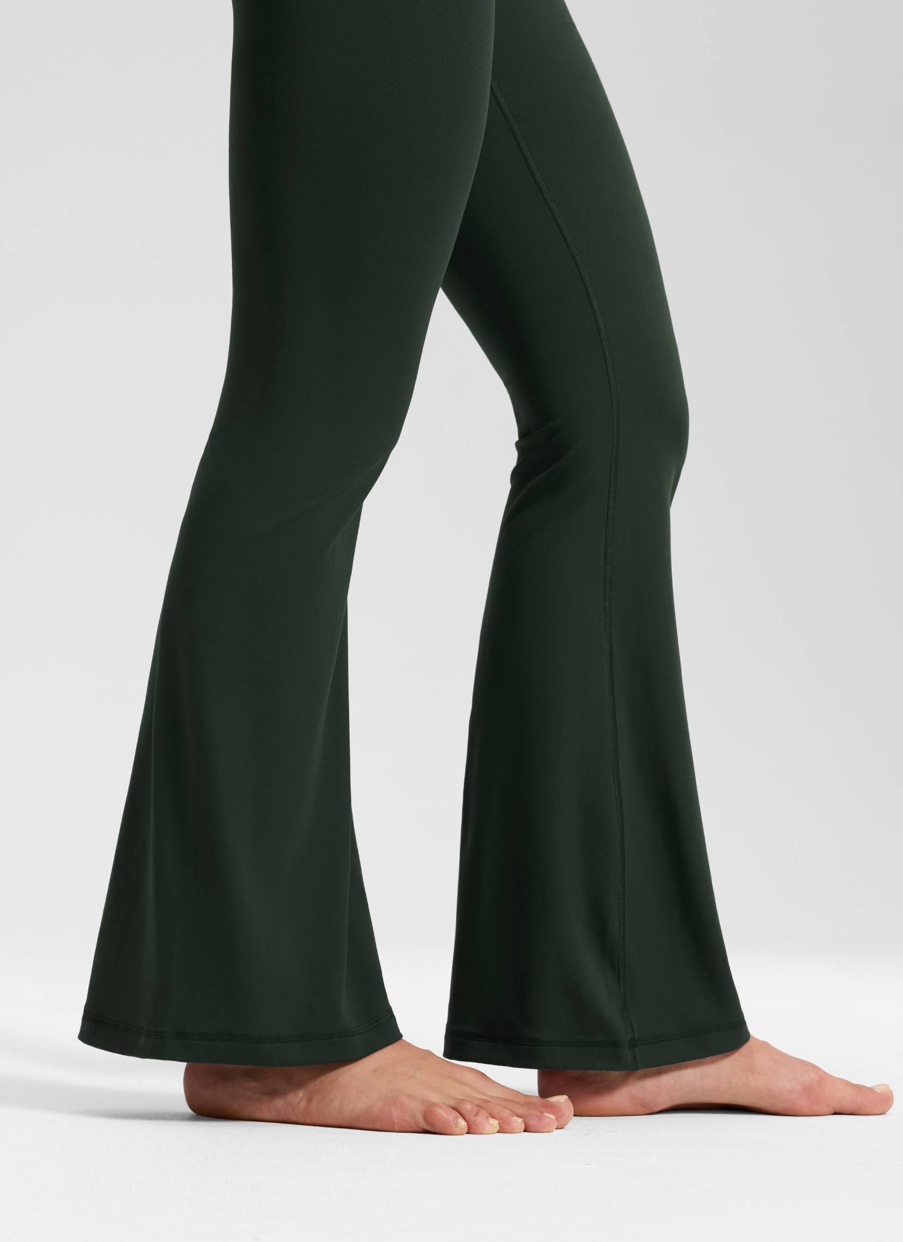 CRZ YOGA Damen Butterluxe Bootcut Yoga Leggings Crossover - 79cm Legende Grün